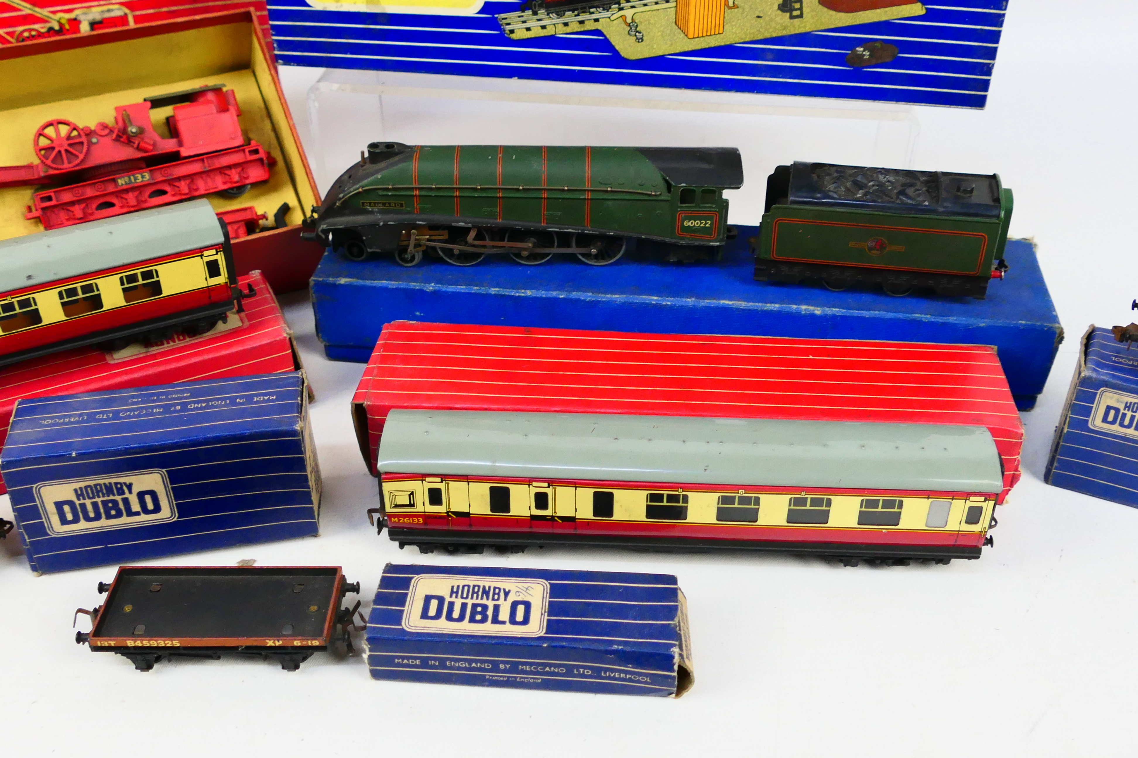 Hornby - Dublo - A group of boxed items, a 3-rail Mallard locomotive # 3211, - Image 4 of 6