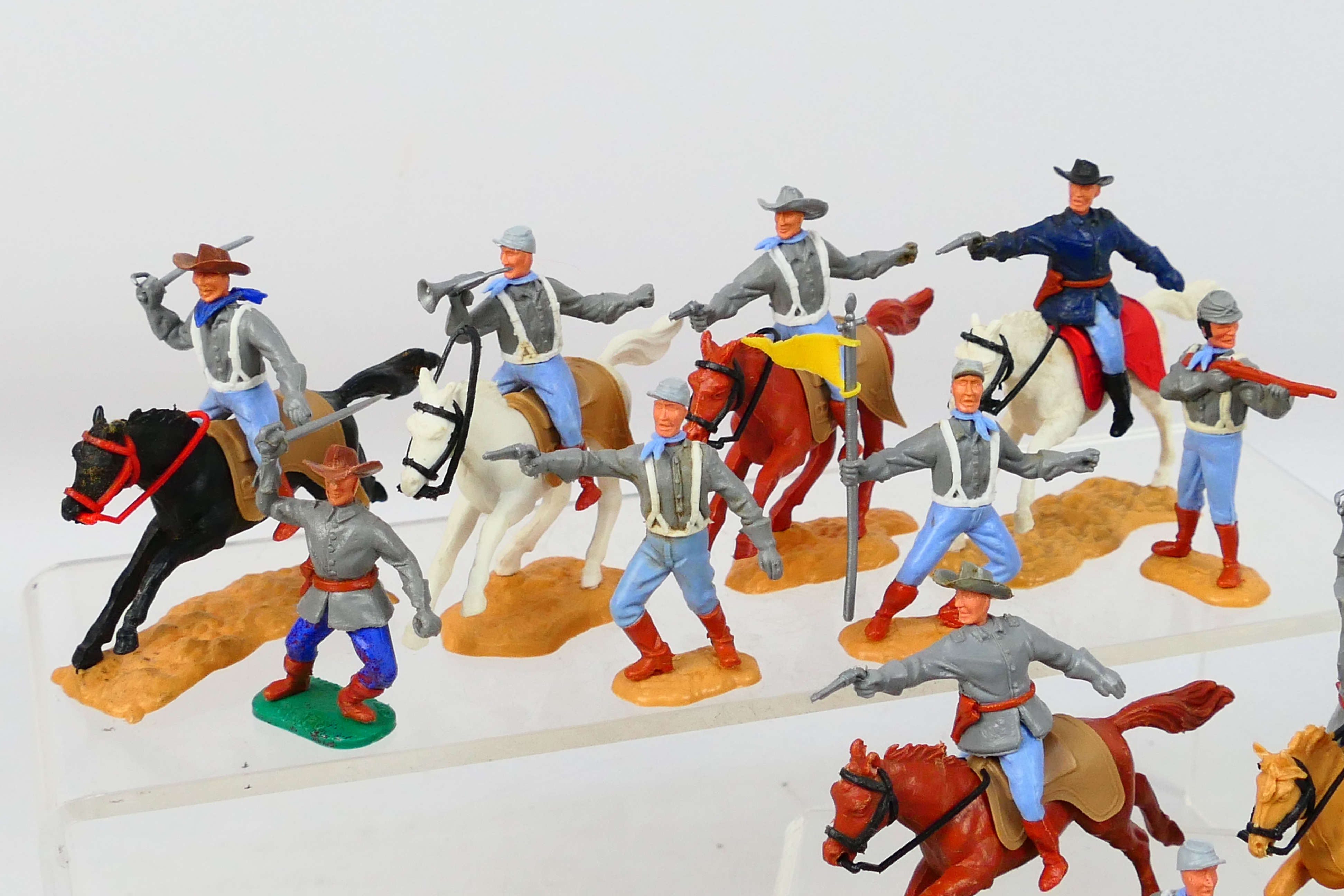 Timpo - An unboxed group of Timpo plastic American Civil War themed figures, mainly Confederates. - Image 2 of 5