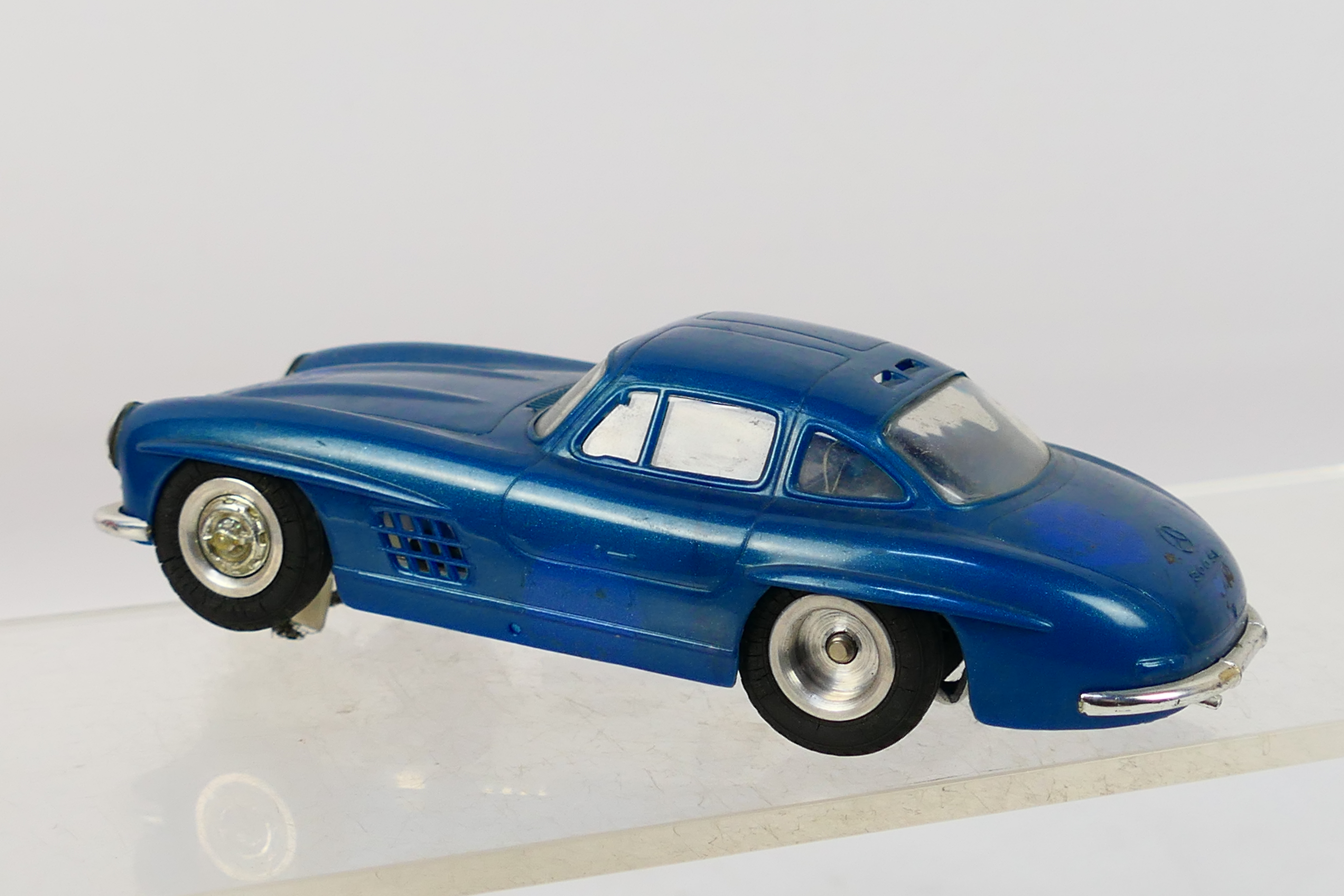 Revell Slot - A vintage Revell Mercedes 300SL Gullwing slot car in 1:32 scale. - Bild 2 aus 4