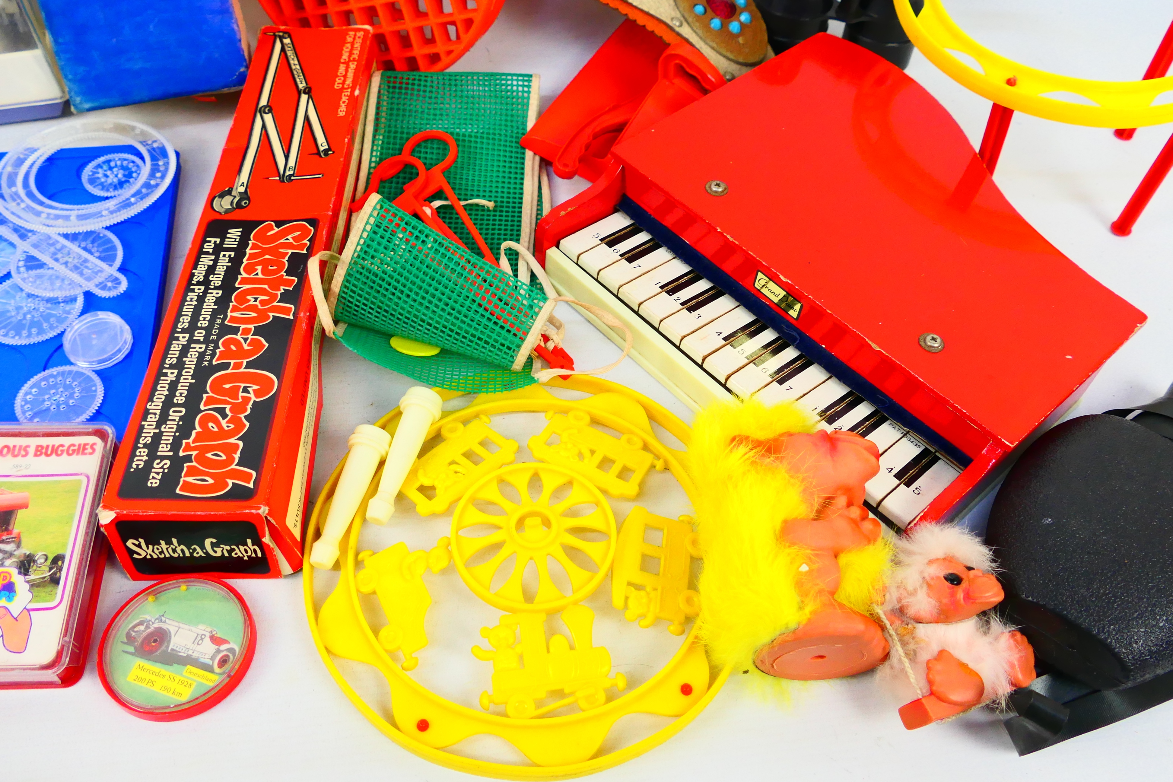 Top Trumps - Sibyll Sewing Machine - Sketch a graph - Toy Grand Piano. - Image 5 of 5