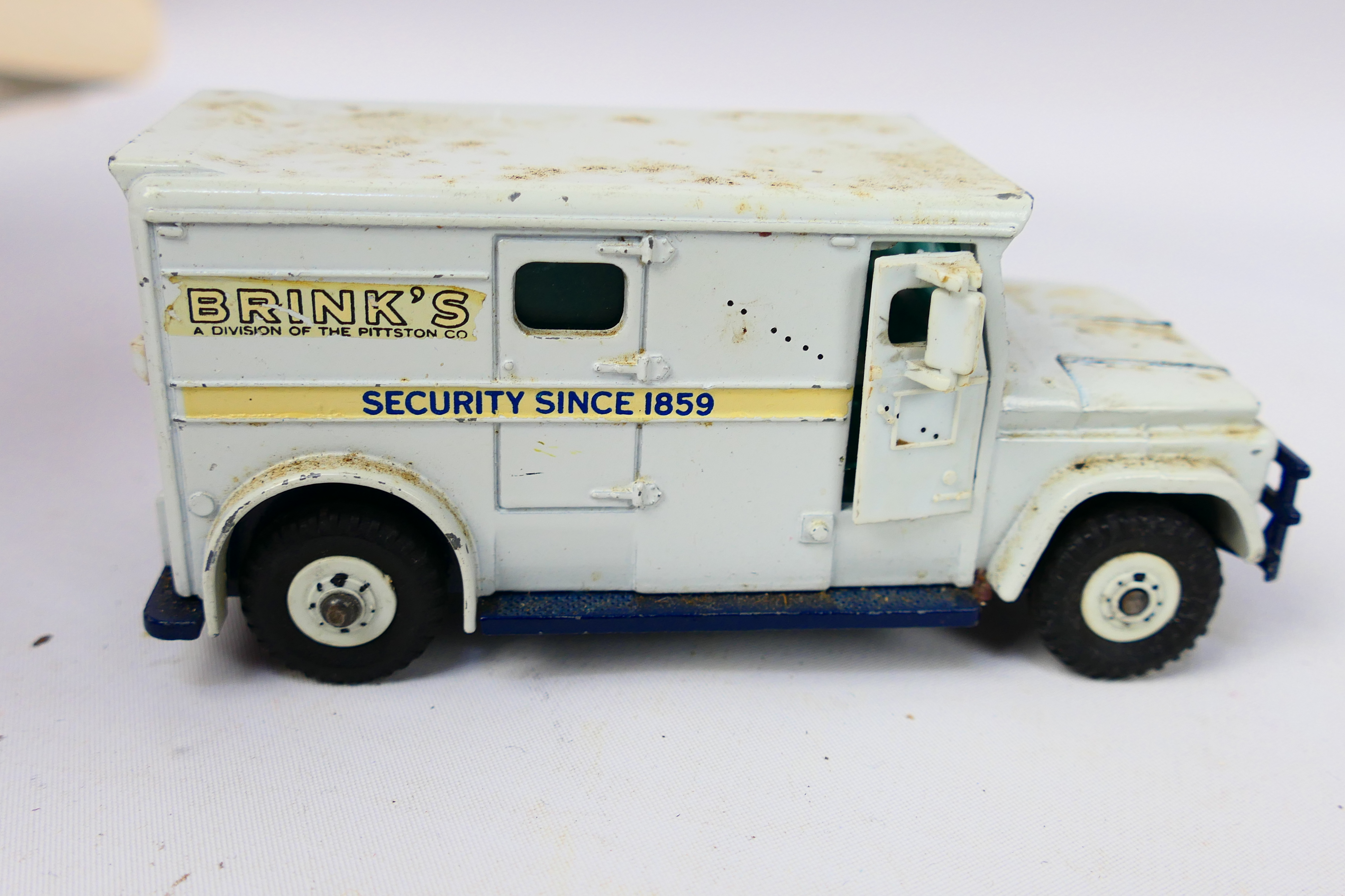 Dinky Toys - An unboxed collection of 10 Dinky Toys diecast model vehicles. - Image 2 of 7