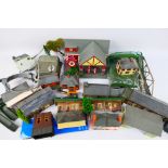 Hornby - Dapol - H And M - A collection of OO gauge buildings and track side accessories including