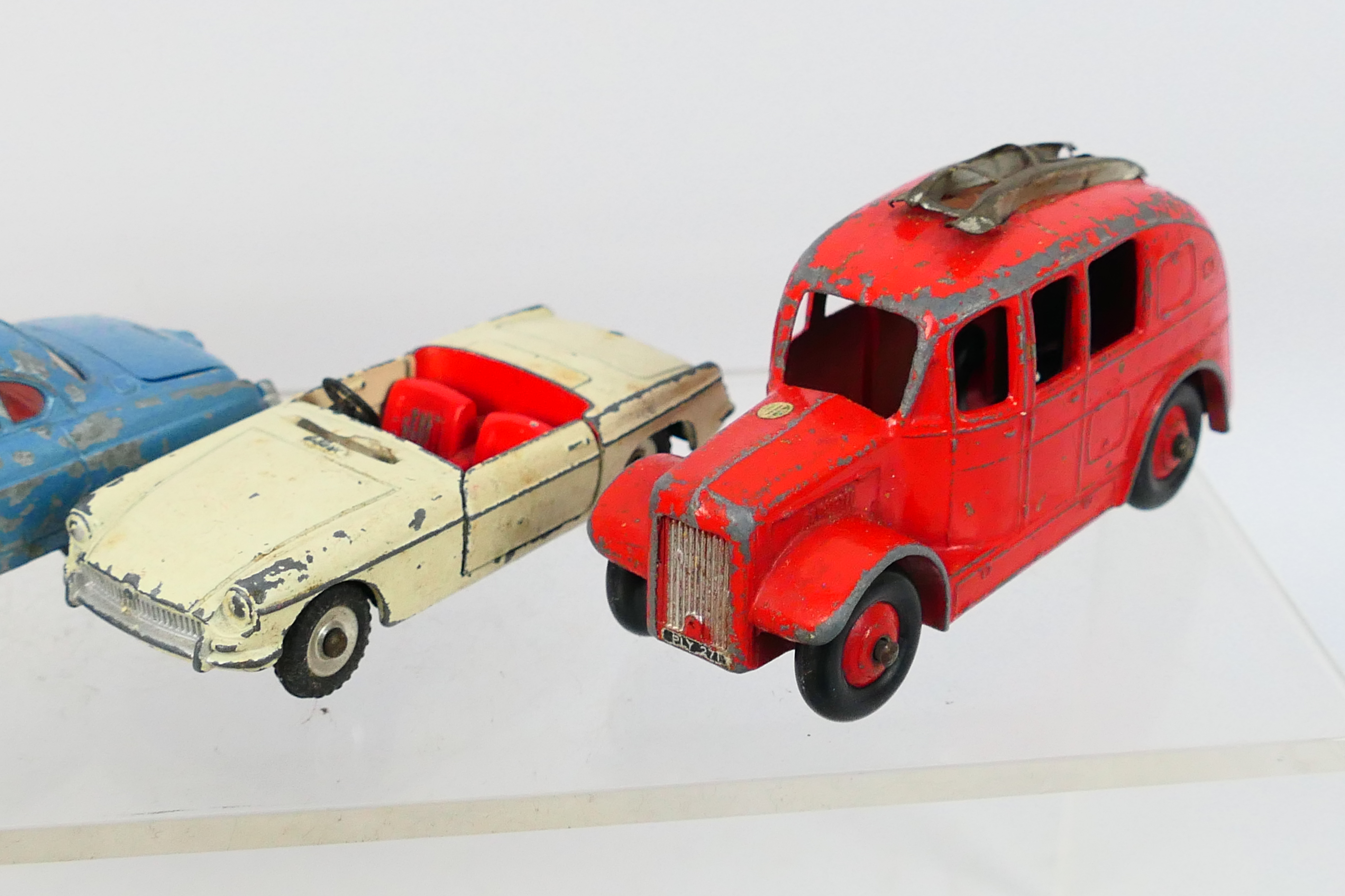 Dinky Toys - Corgi Toys - 10 unboxed playworn diecast model vehicles. - Bild 3 aus 6