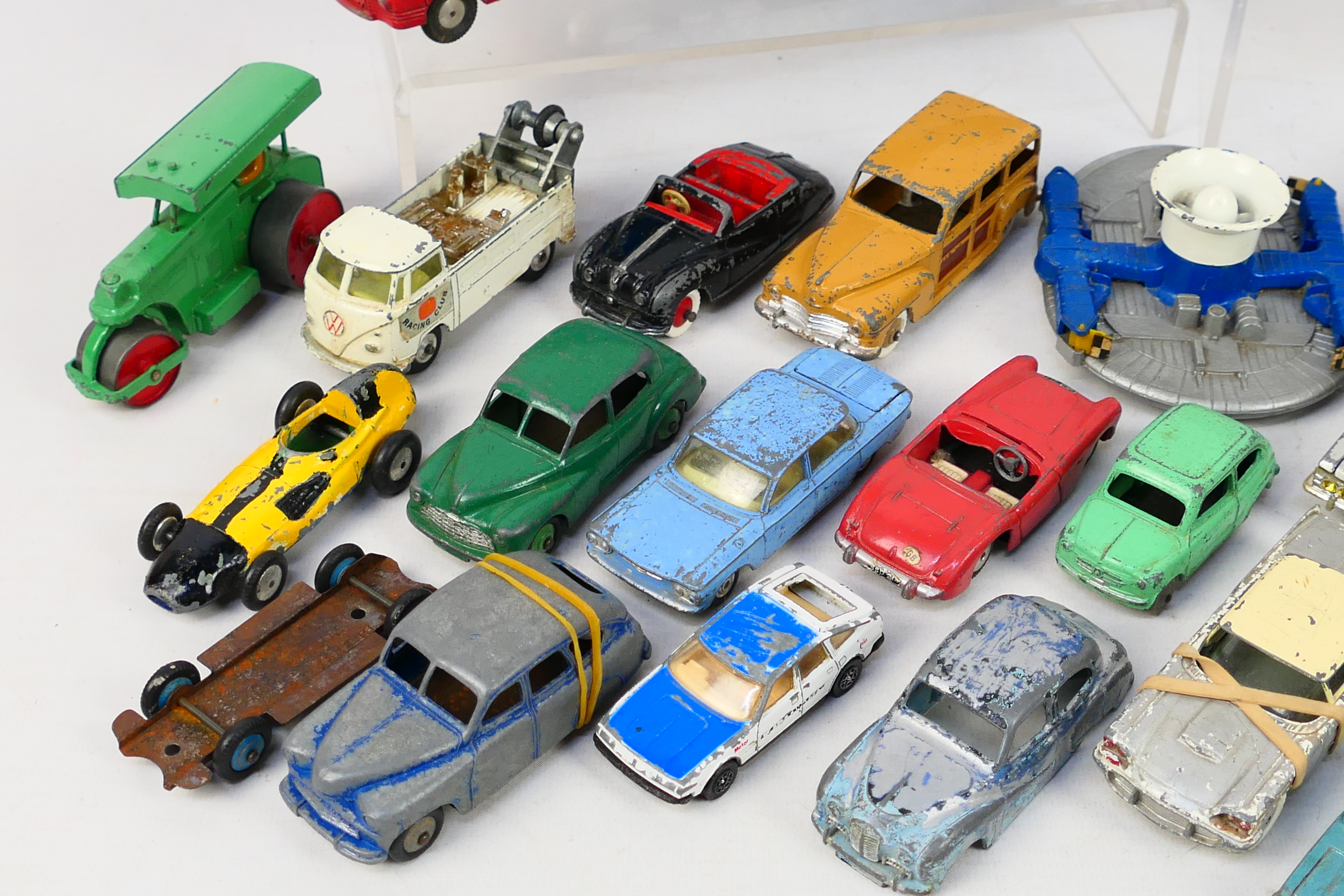 Dinky Toys - Corgi Toys - Matchbox - Other - Over 30 unboxed playworn diecast model vehicles. - Image 4 of 6