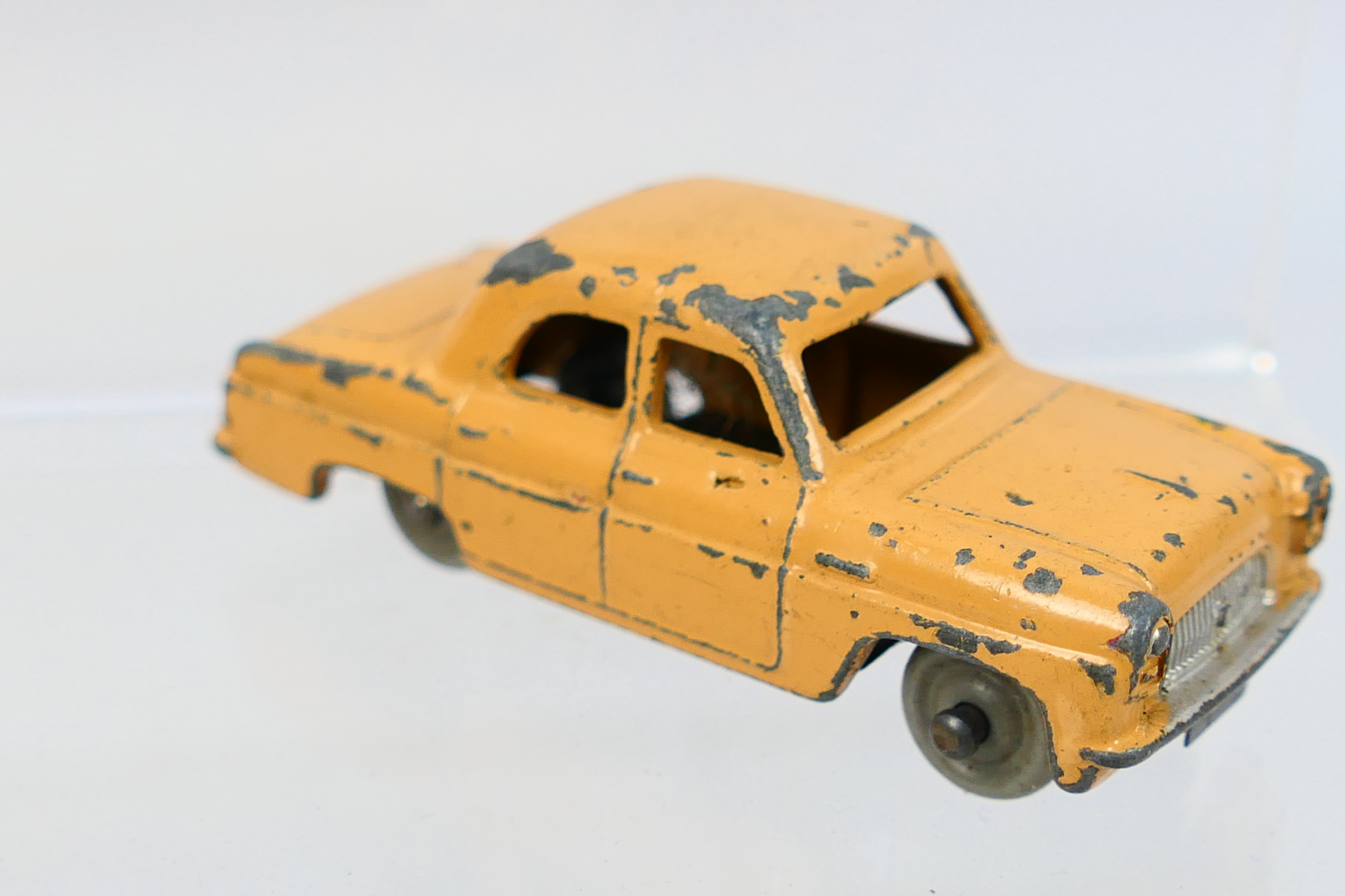 Dinky Dublo - An unboxed group of six Dinky Dublo diecast vehicles. - Image 7 of 8