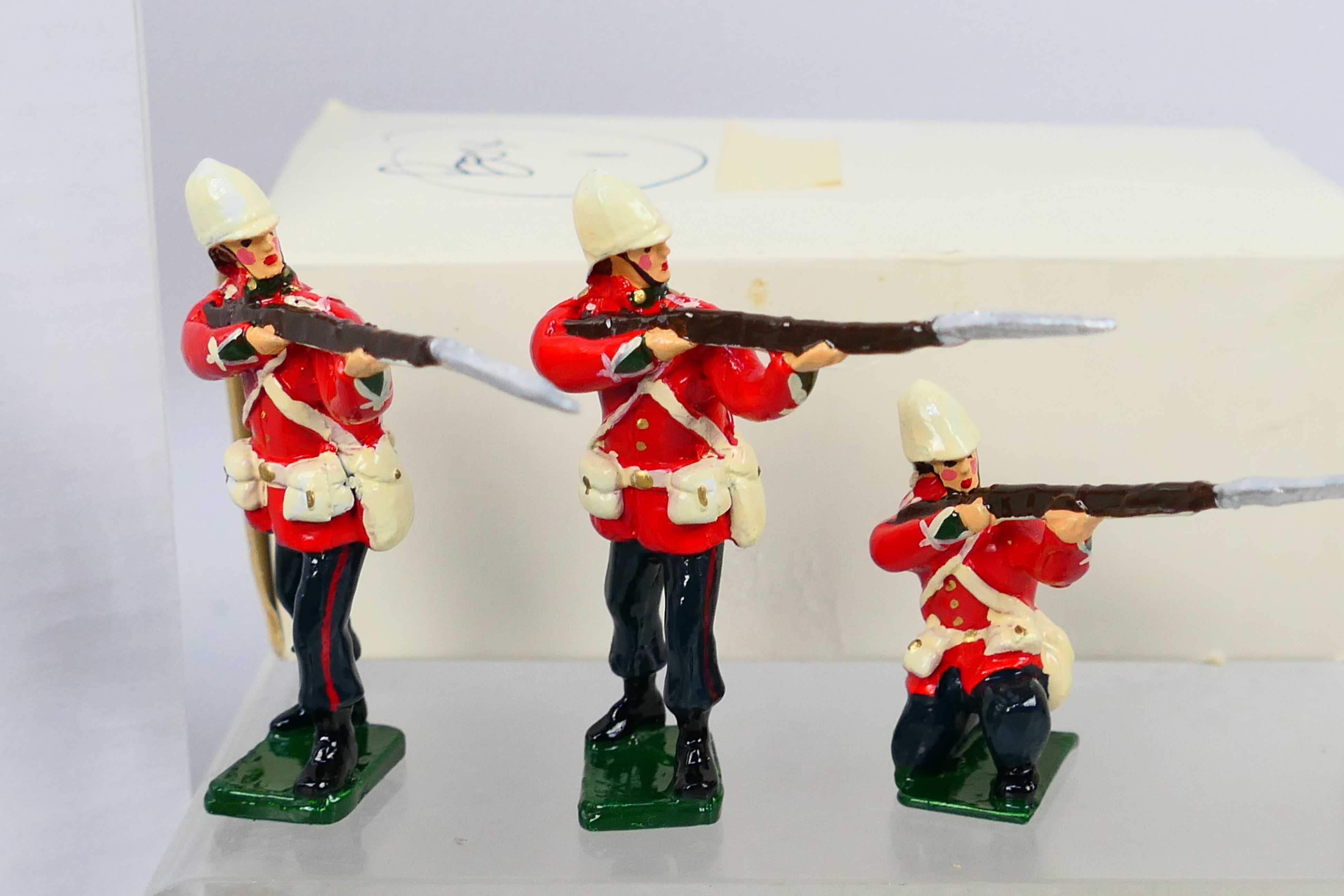 Britains -Other - Six unboxed and unmarked 54mm metal British 24th Foot figures together with some - Bild 4 aus 5