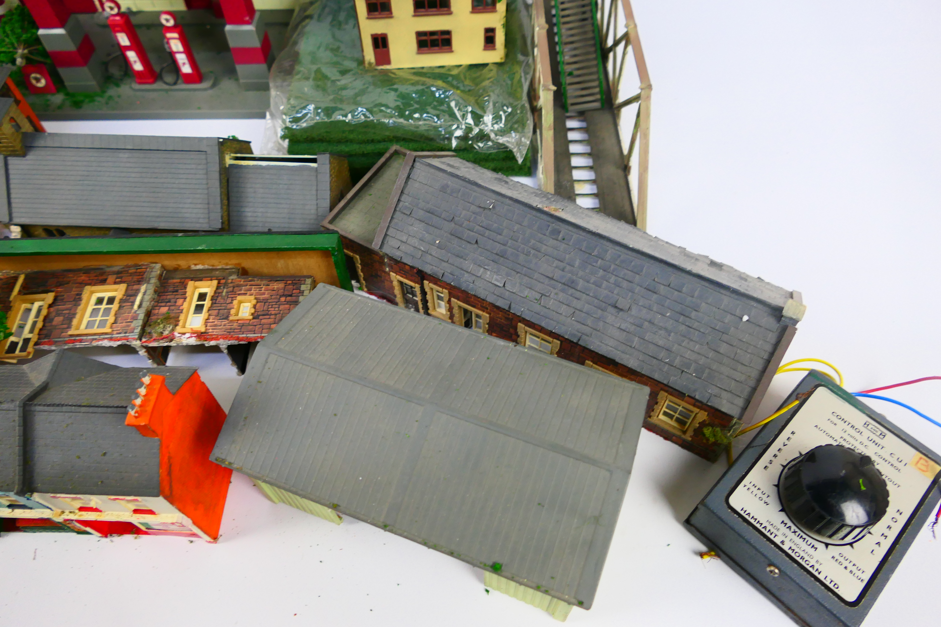 Hornby - Dapol - H And M - A collection of OO gauge buildings and track side accessories including - Image 6 of 6