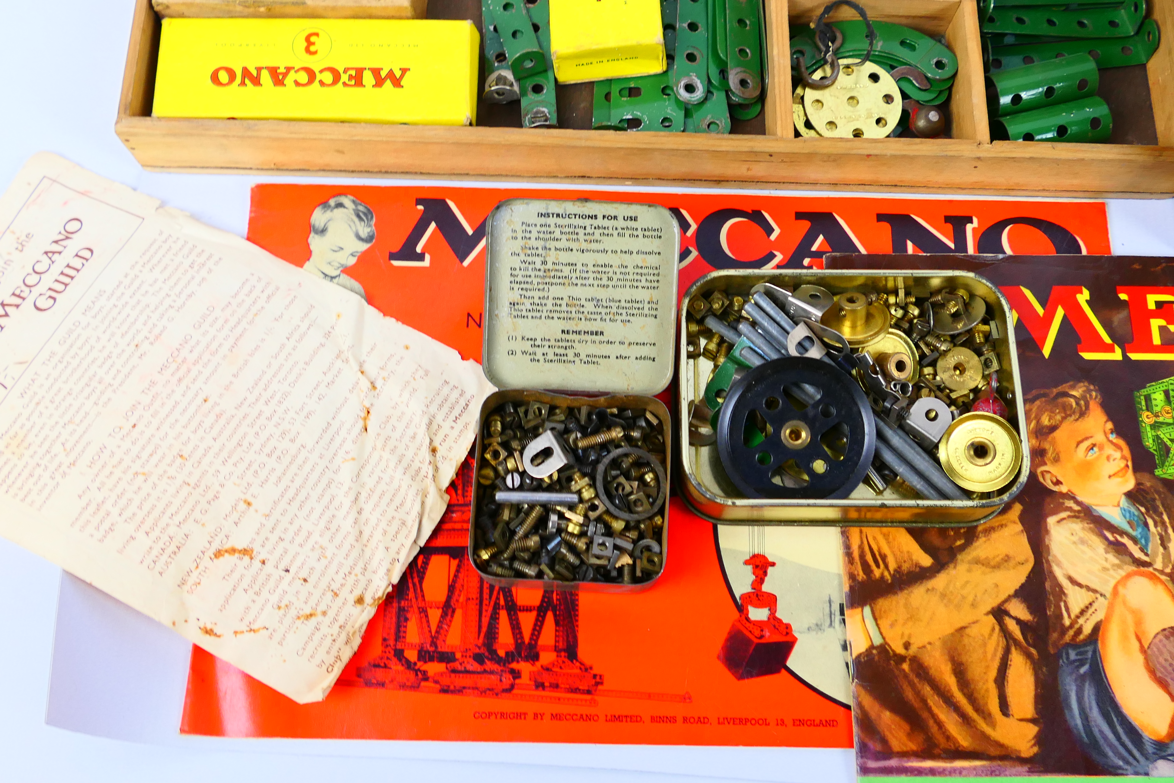 Meccano - A vintage wooden boxed Meccano set containing a quantity of red and green parts, wheels, - Image 4 of 8