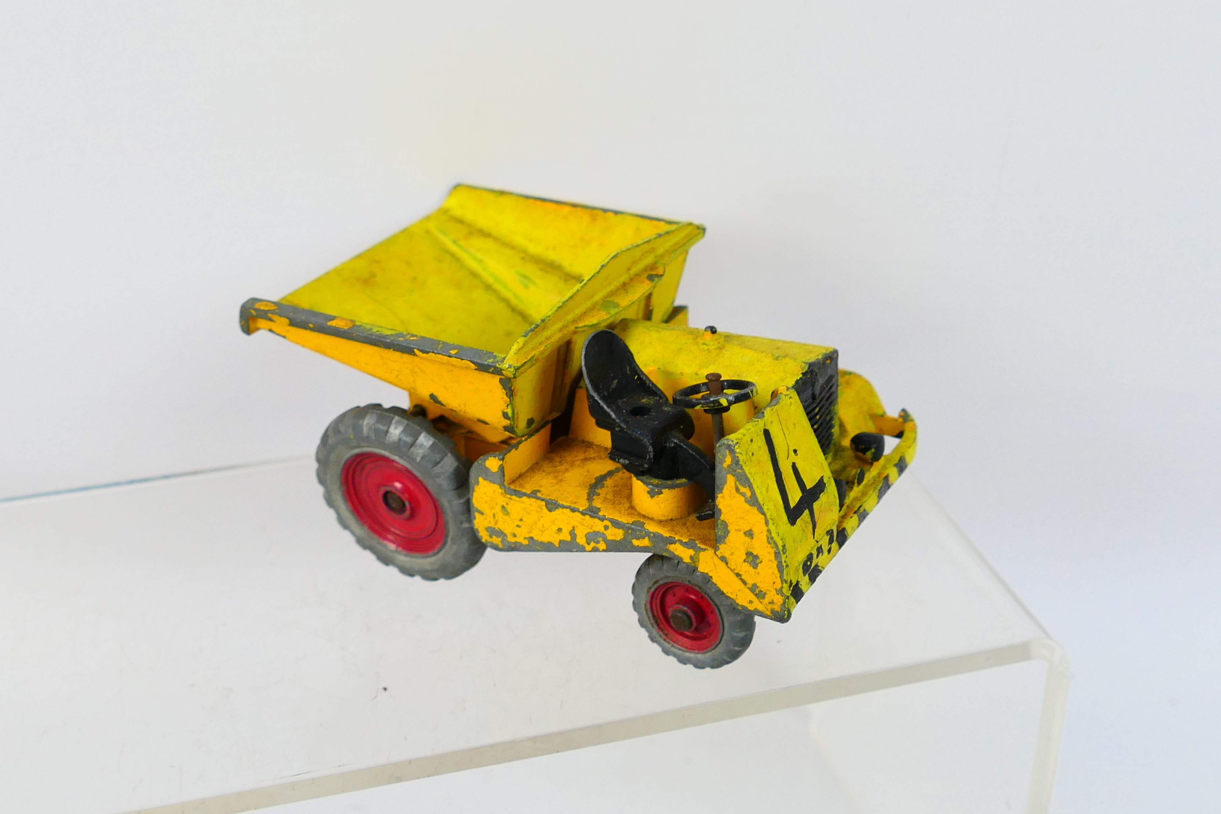 Dinky Toys - An unboxed collection of 10 Dinky Toys diecast model vehicles. - Image 7 of 7