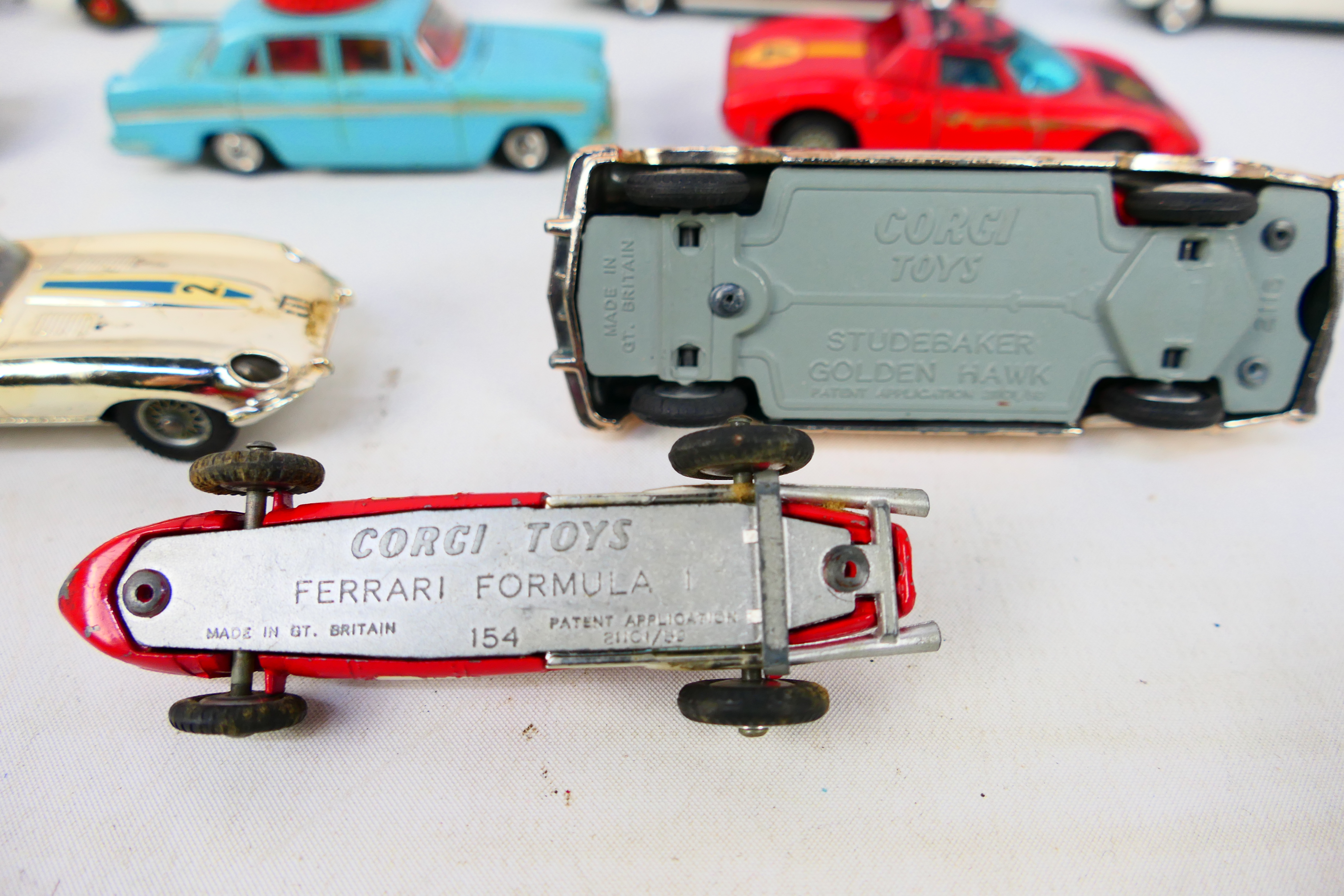 Corgi Toys - An unboxed group of 10 diecast model cars from Corgi Toys. - Bild 10 aus 10