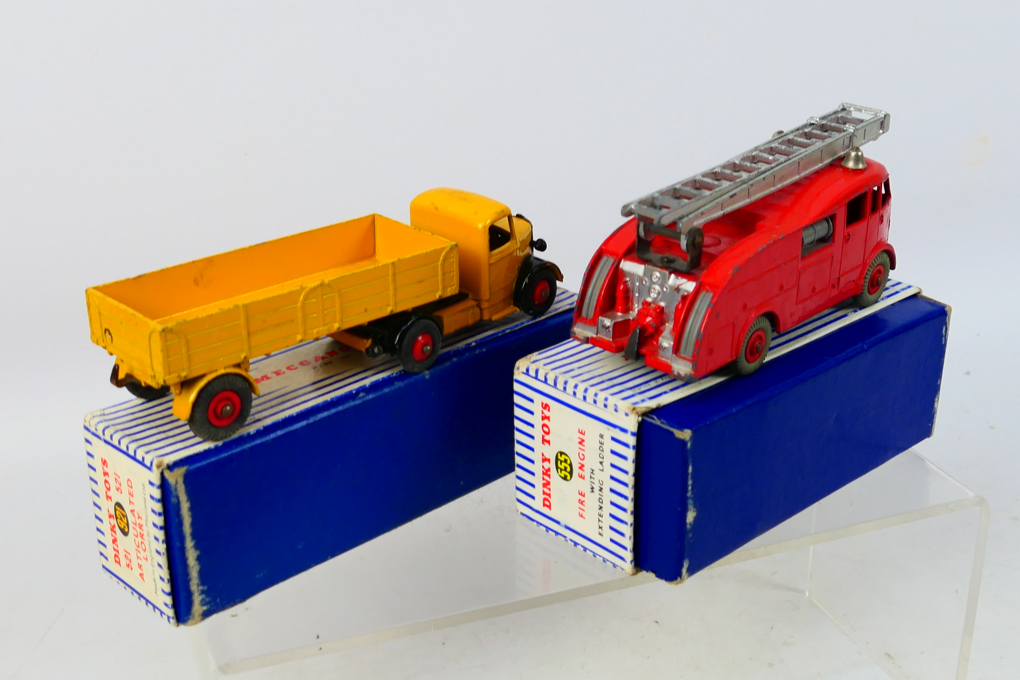 Dinky - 2 x boxed models, a Bedford Articulated Lorry # 921 and a Commer Fire Engine # 555. - Image 4 of 5
