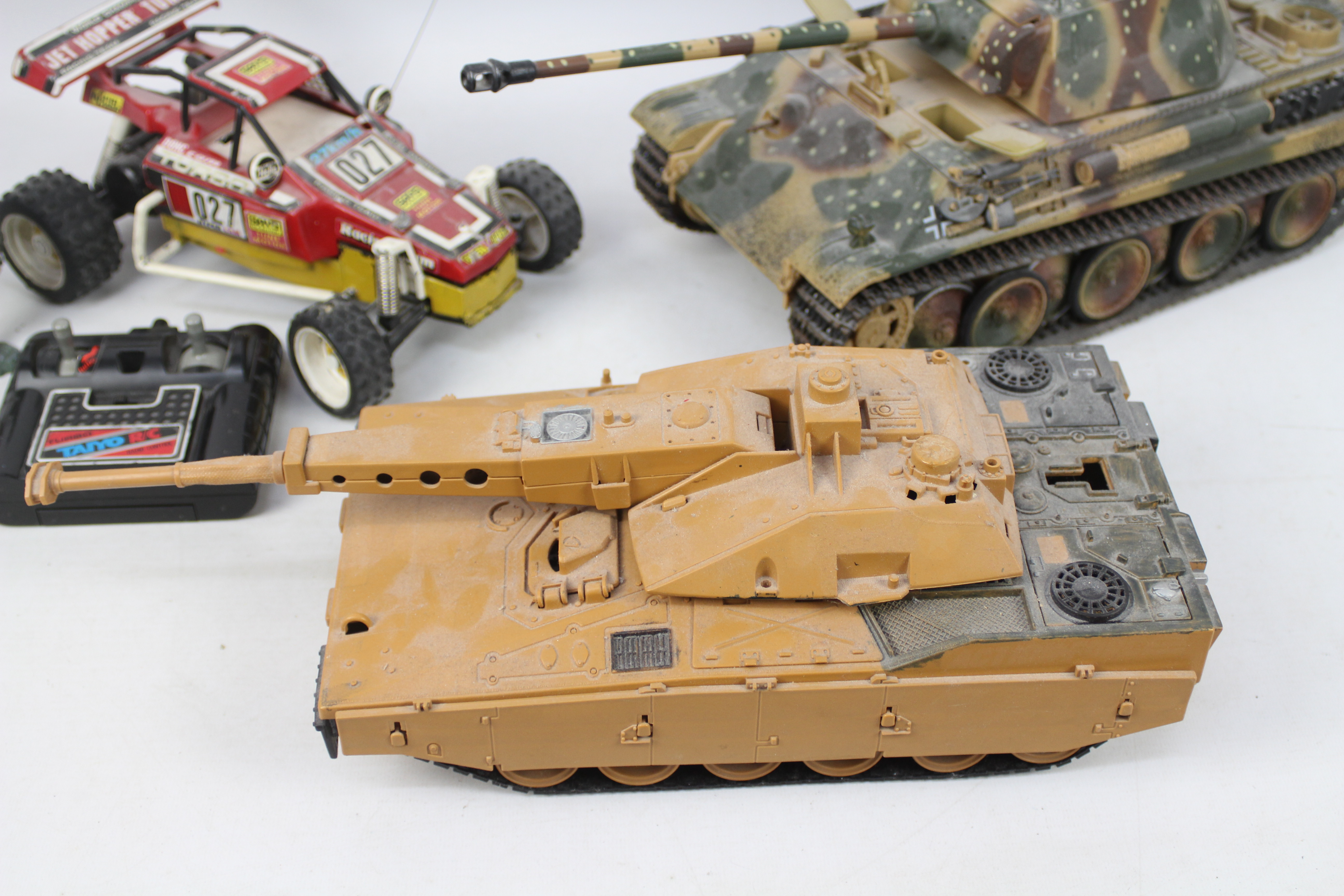 21st Century - Hasbro Bradley - Unimax - Tyco - 2 x large scale tank model, - Image 5 of 9