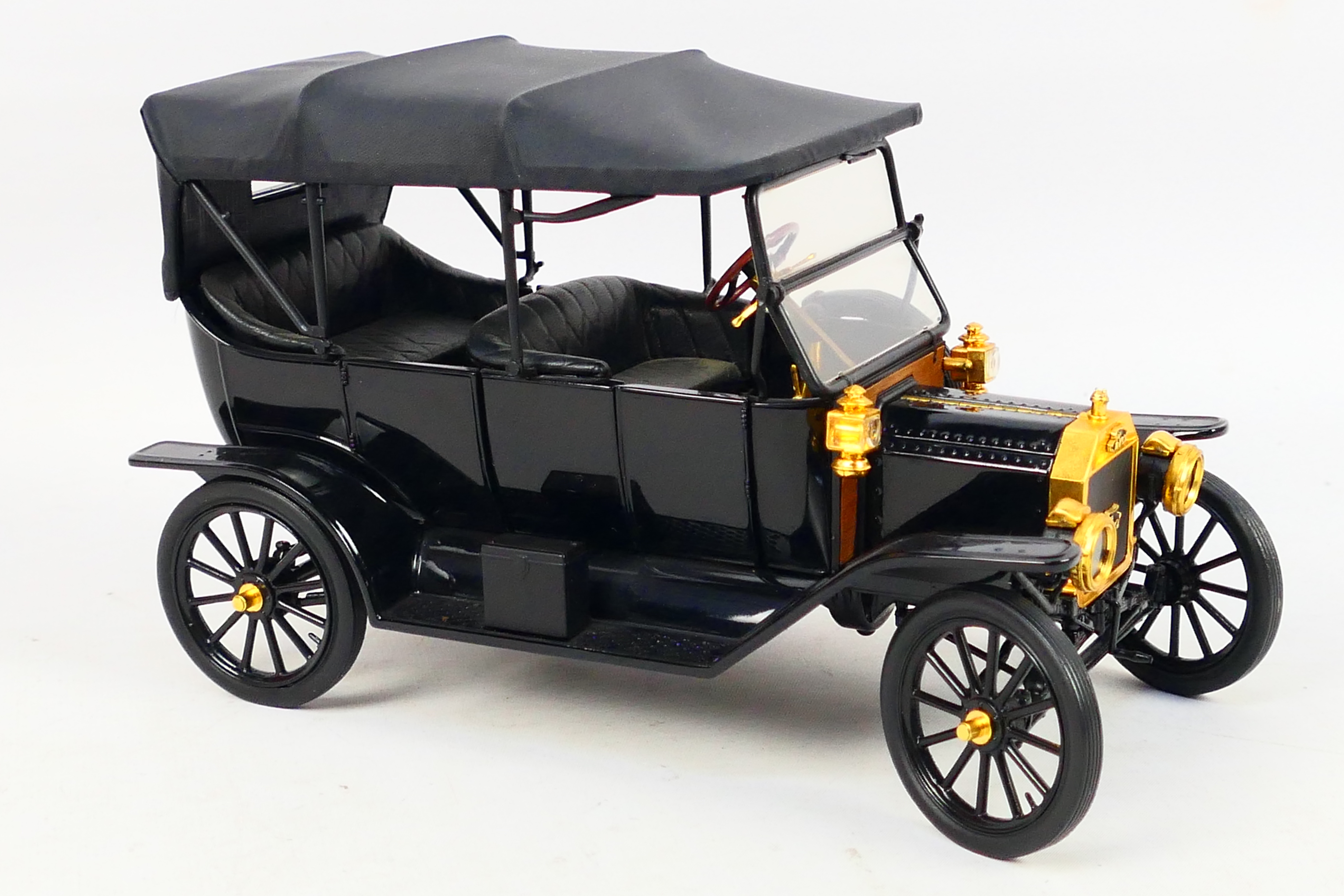 Franklin Mint - A 1:16 scale 1913 Ford Model T. - Image 7 of 9