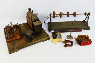 DC Doll - Others - An unboxed DC Doll (Germany) stationary steam engine with some accessories.