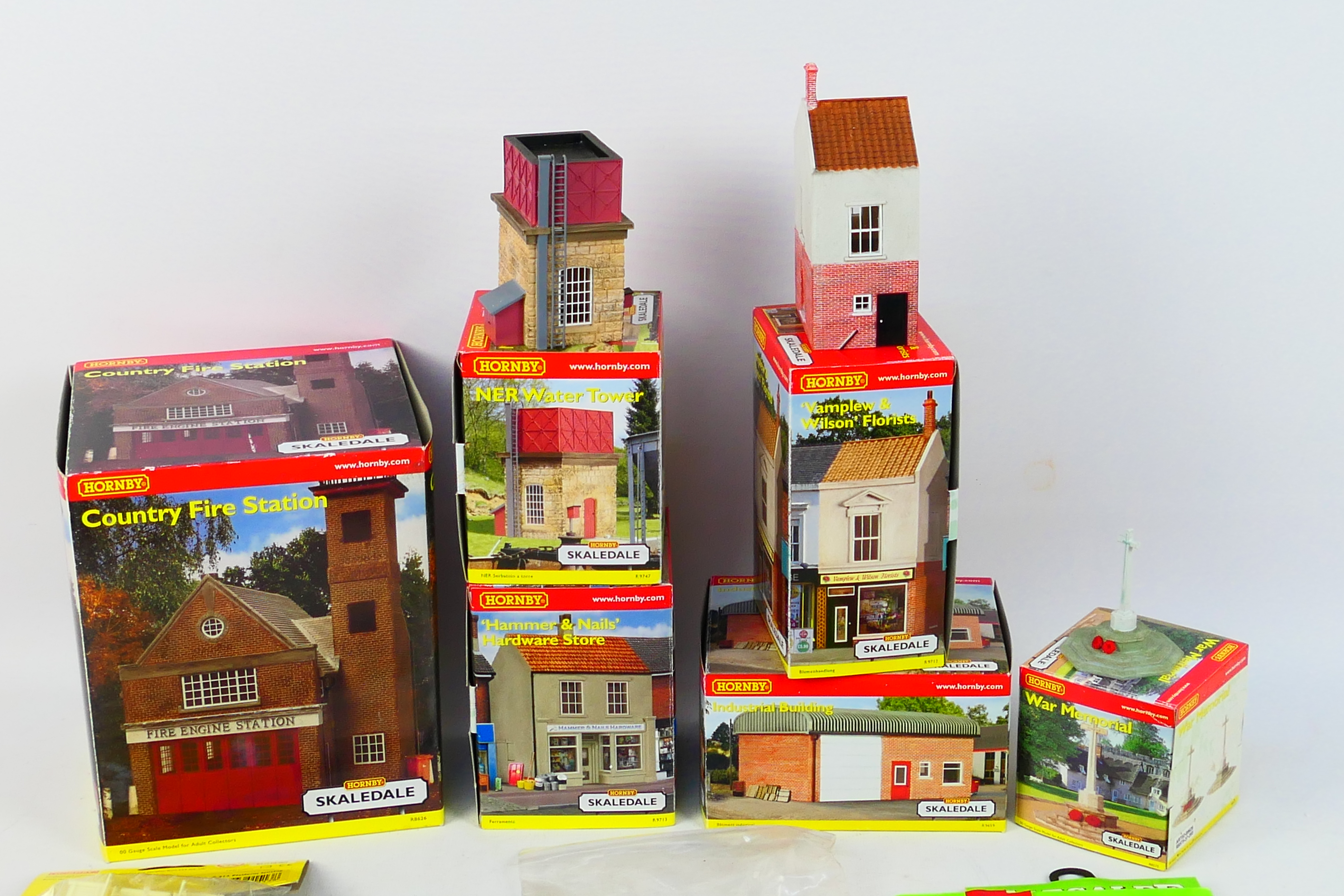 Hornby Skaledale - Others - A boxed group of predominately Hornby Skaledale buildings / accessories. - Image 2 of 3