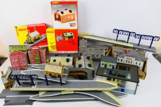 Hornby - Others - An unboxed and constructed collection of OO gauge model railway plastic and card
