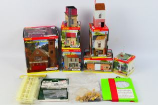 Hornby Skaledale - Others - A boxed group of predominately Hornby Skaledale buildings / accessories.
