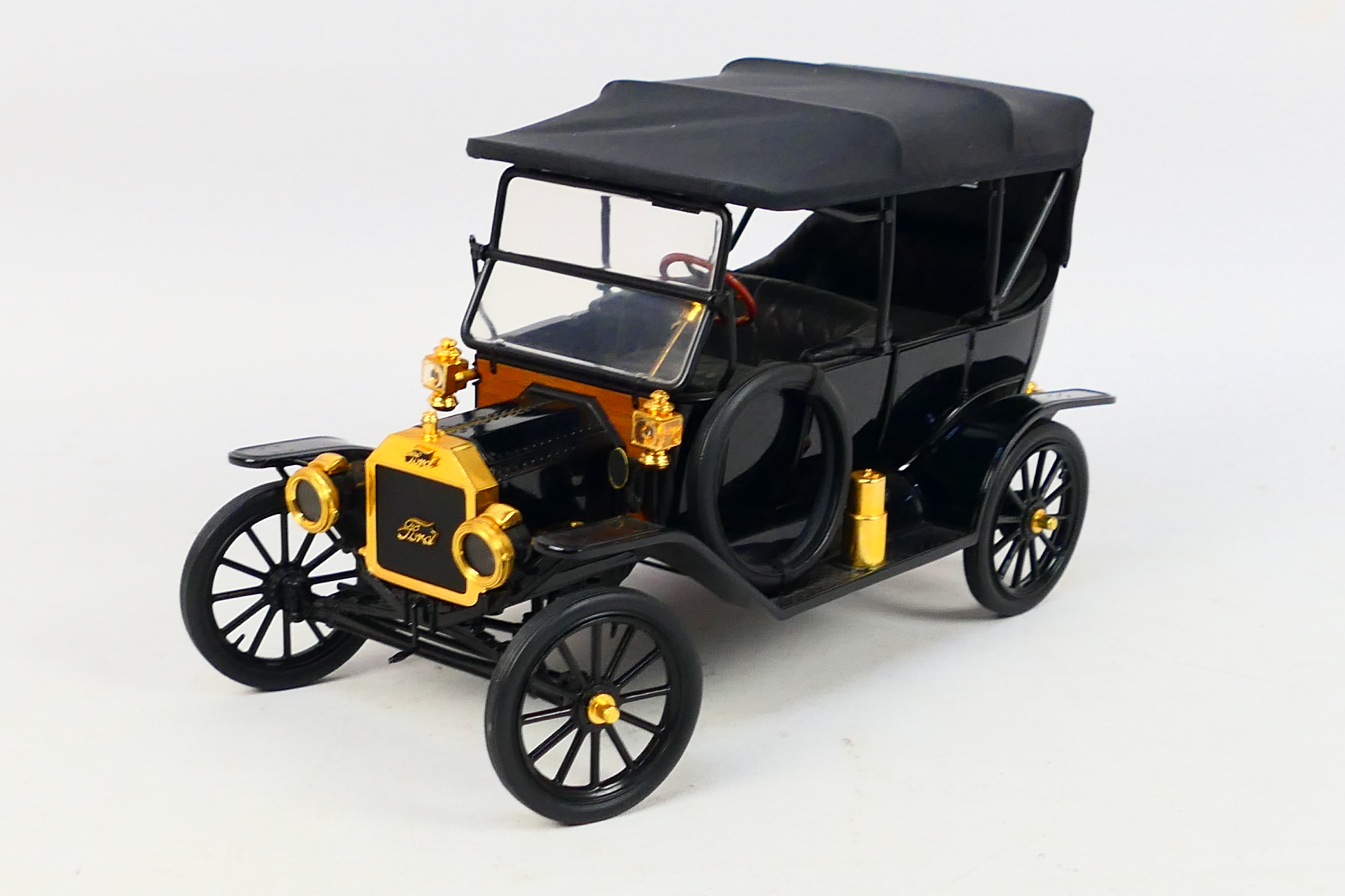 Franklin Mint - A 1:16 scale 1913 Ford Model T. - Image 2 of 9