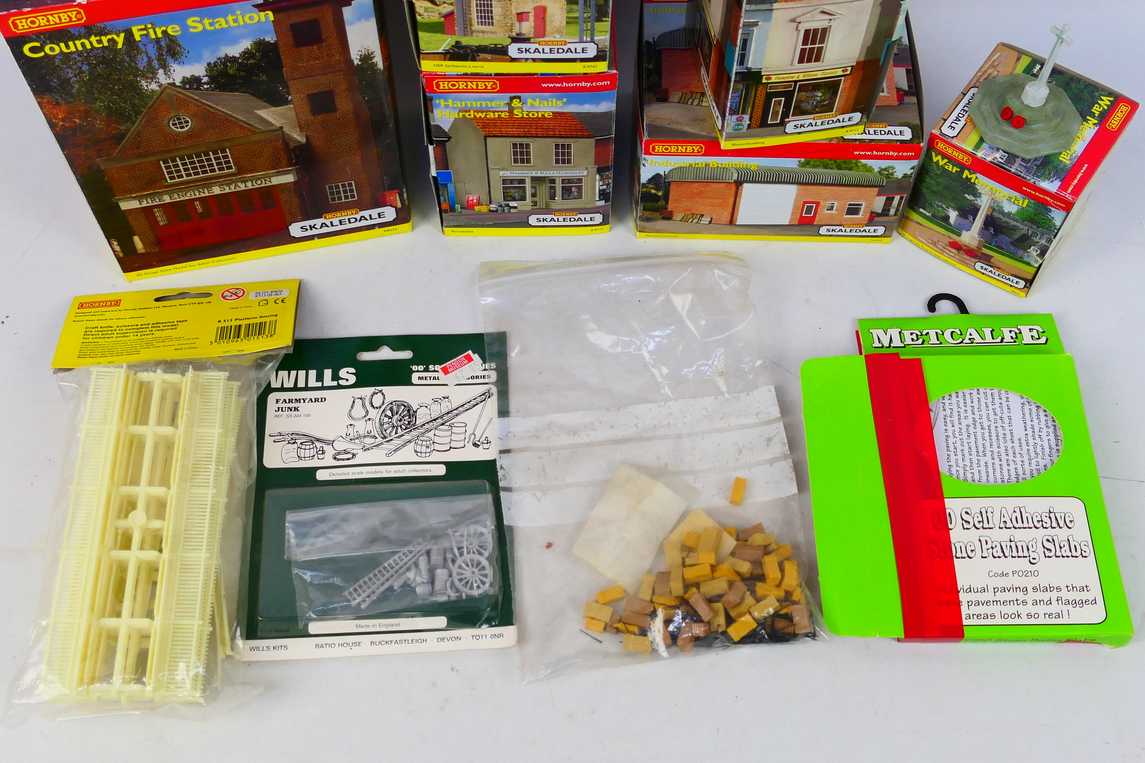 Hornby Skaledale - Others - A boxed group of predominately Hornby Skaledale buildings / accessories. - Image 3 of 3
