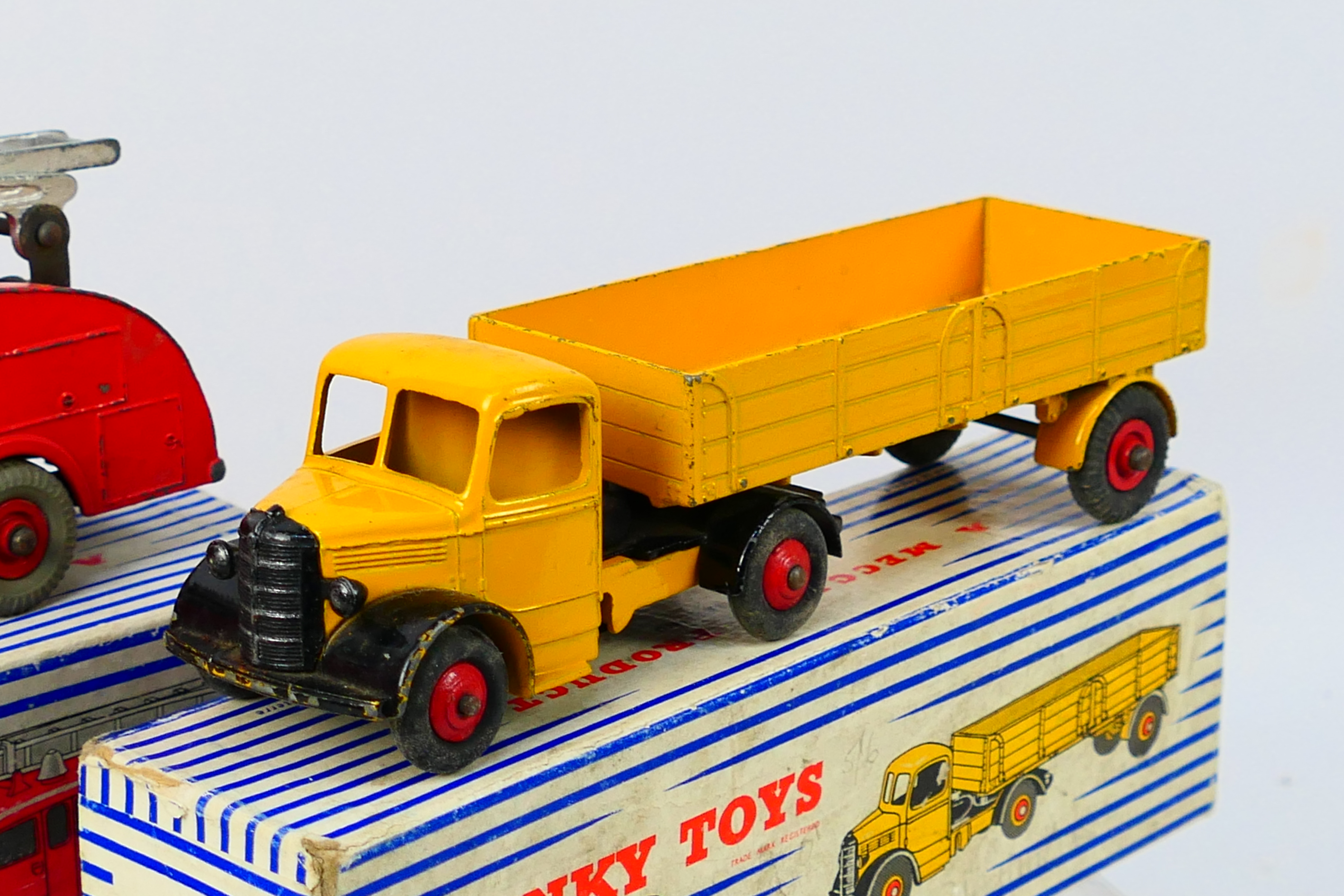 Dinky - 2 x boxed models, a Bedford Articulated Lorry # 921 and a Commer Fire Engine # 555. - Image 3 of 5