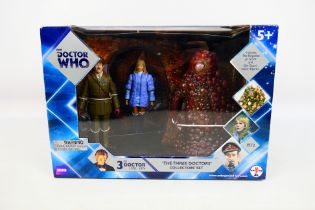 Character Options - Doctor Who - The Three Doctors Collector's Set (#03930) containing action