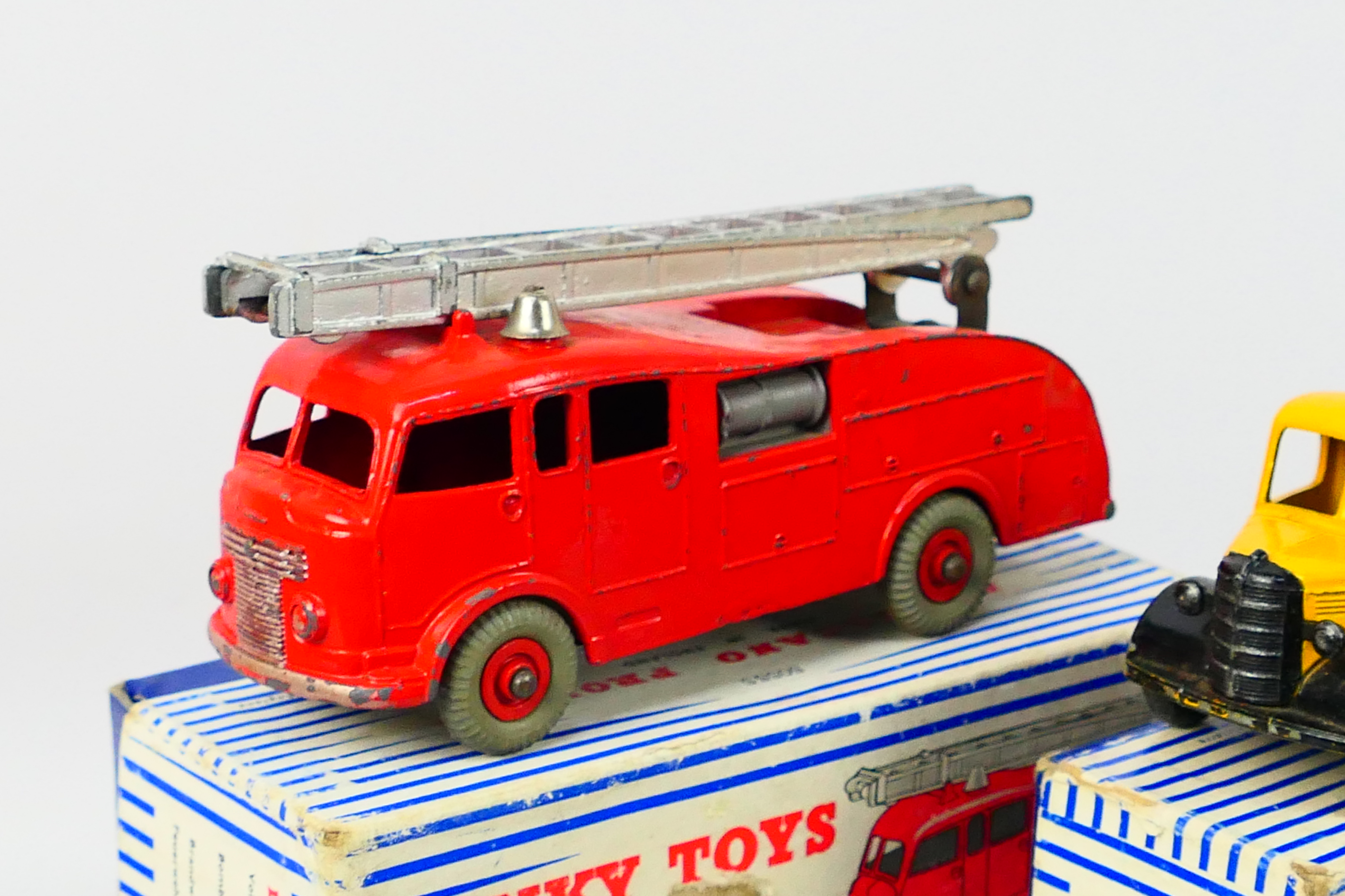 Dinky - 2 x boxed models, a Bedford Articulated Lorry # 921 and a Commer Fire Engine # 555. - Image 2 of 5