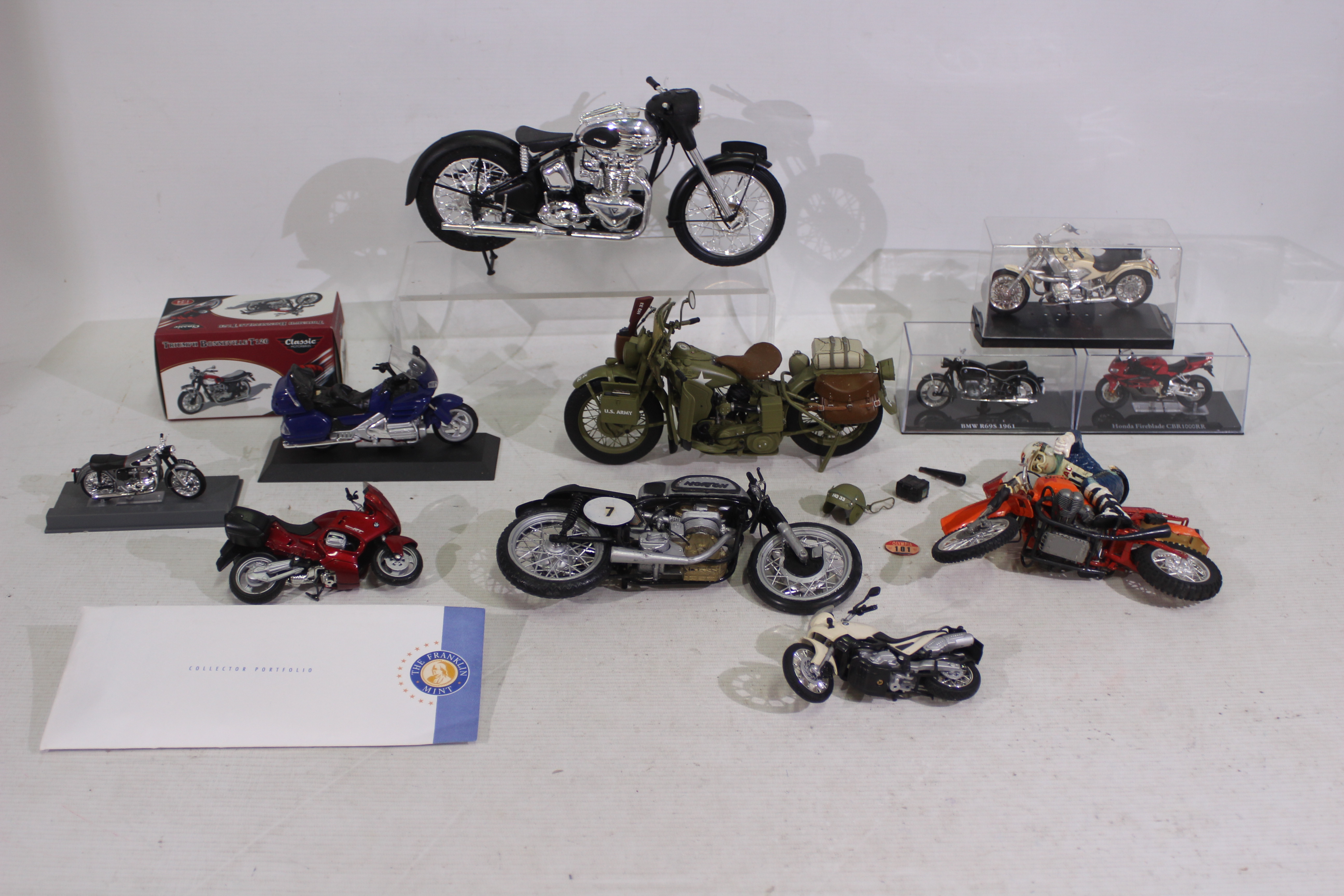 Franklin Mint - Atlas - Vitesse - A group of motorcycle models including a Harley Davidson WLA,