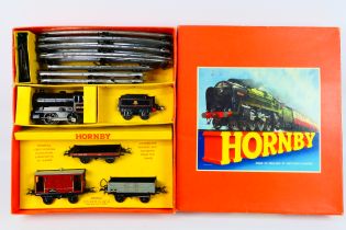 Hornby - Model Railways - A clockwork O gauge Hornby Trains Good set no.55 (40032).