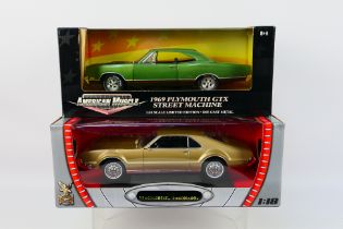 Ertl American Muscle - Road Signature - 2 x boxed American cars in 1:18 scale,