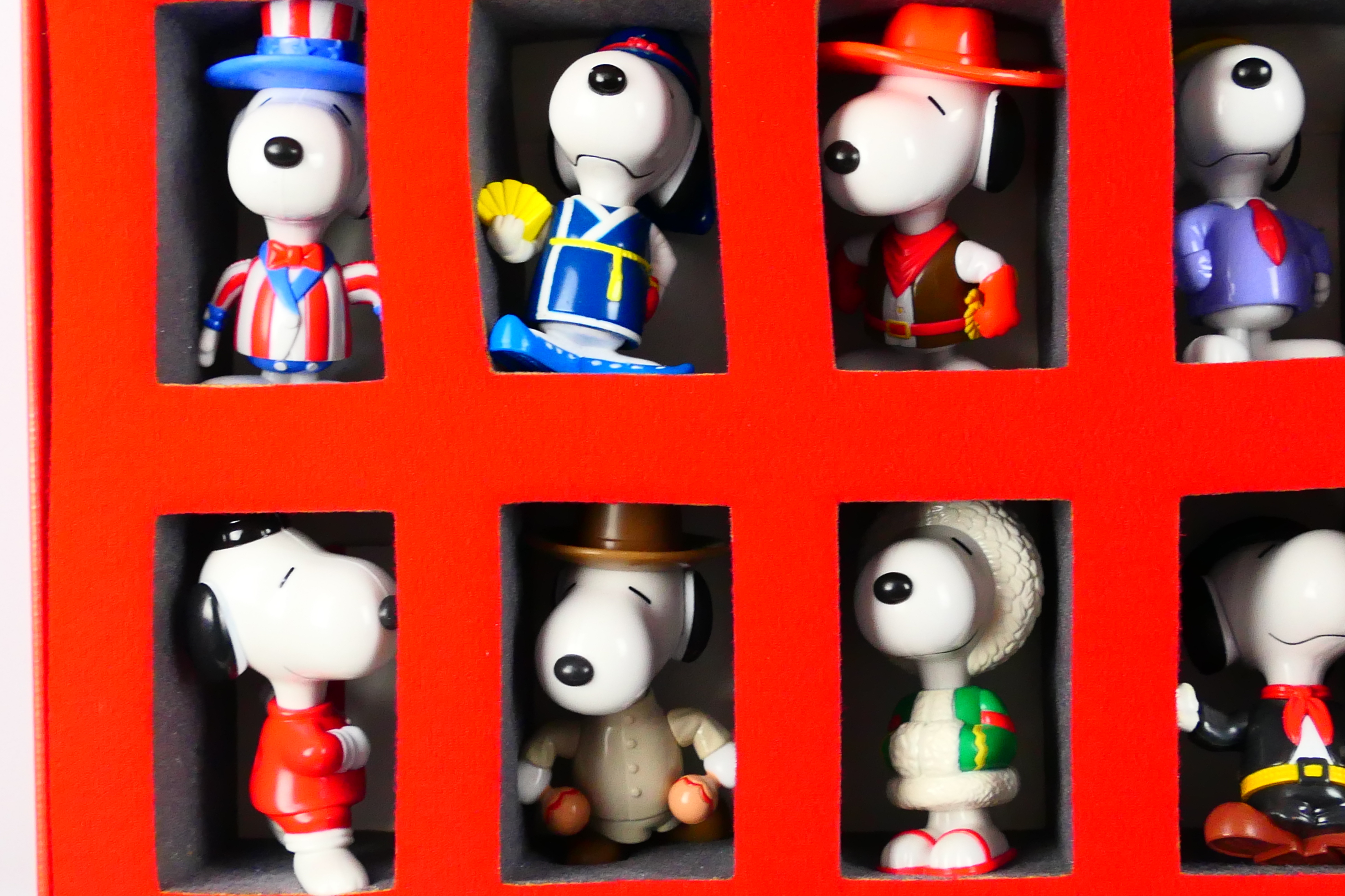 McDonalds - Snoopy - A rare McDonalds Happy Meal collectors box set containing 30 Snoopy Toys. - Image 9 of 15