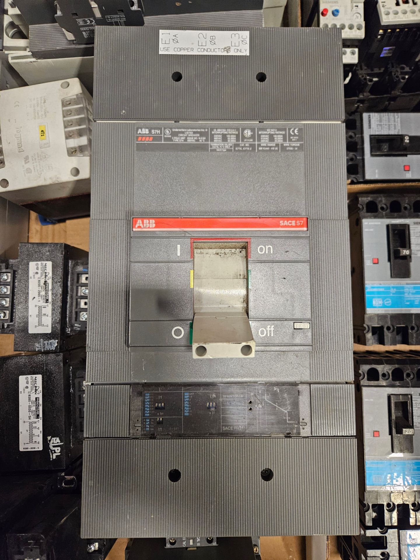 LOT - ASSORTED SIEMENS CIRCUIT BREAKERS, ABB CIRCUIT BREAKERS, ALLEN BRADLEY SMC PLUS, MOELLER - Image 7 of 24