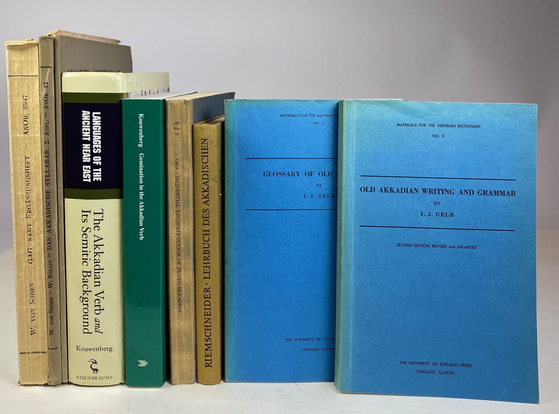 SUMER - AKKAD -- KOUWENBERG, N.J.C. The Akkadian verb and its Semitic background. 2010