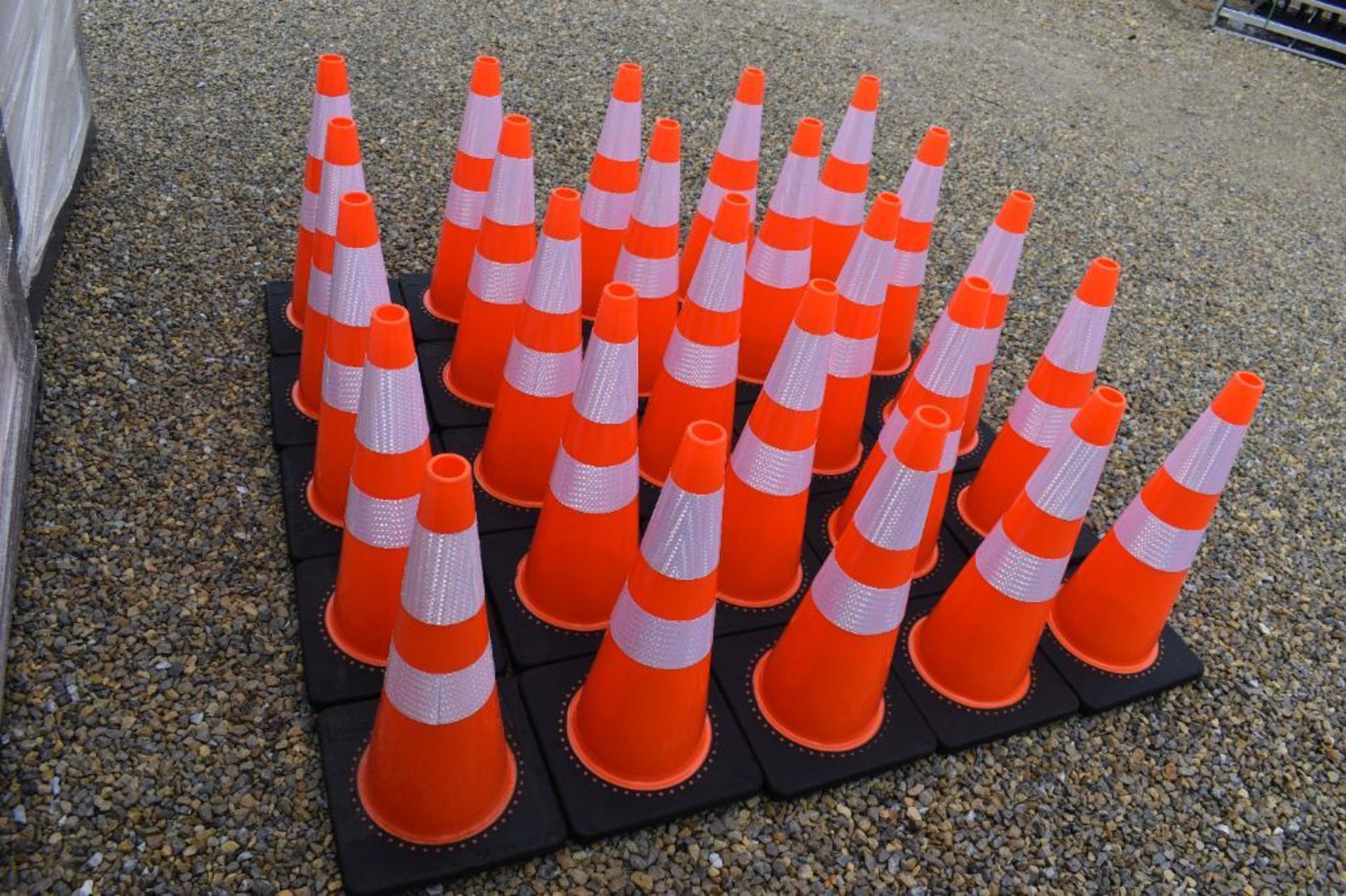 STEELMAN TRAFFIC CONES 27465 - Image 4 of 6