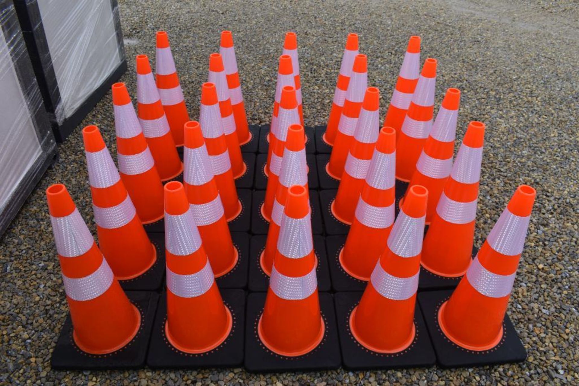 STEELMAN TRAFFIC CONES 27467 - Image 3 of 6