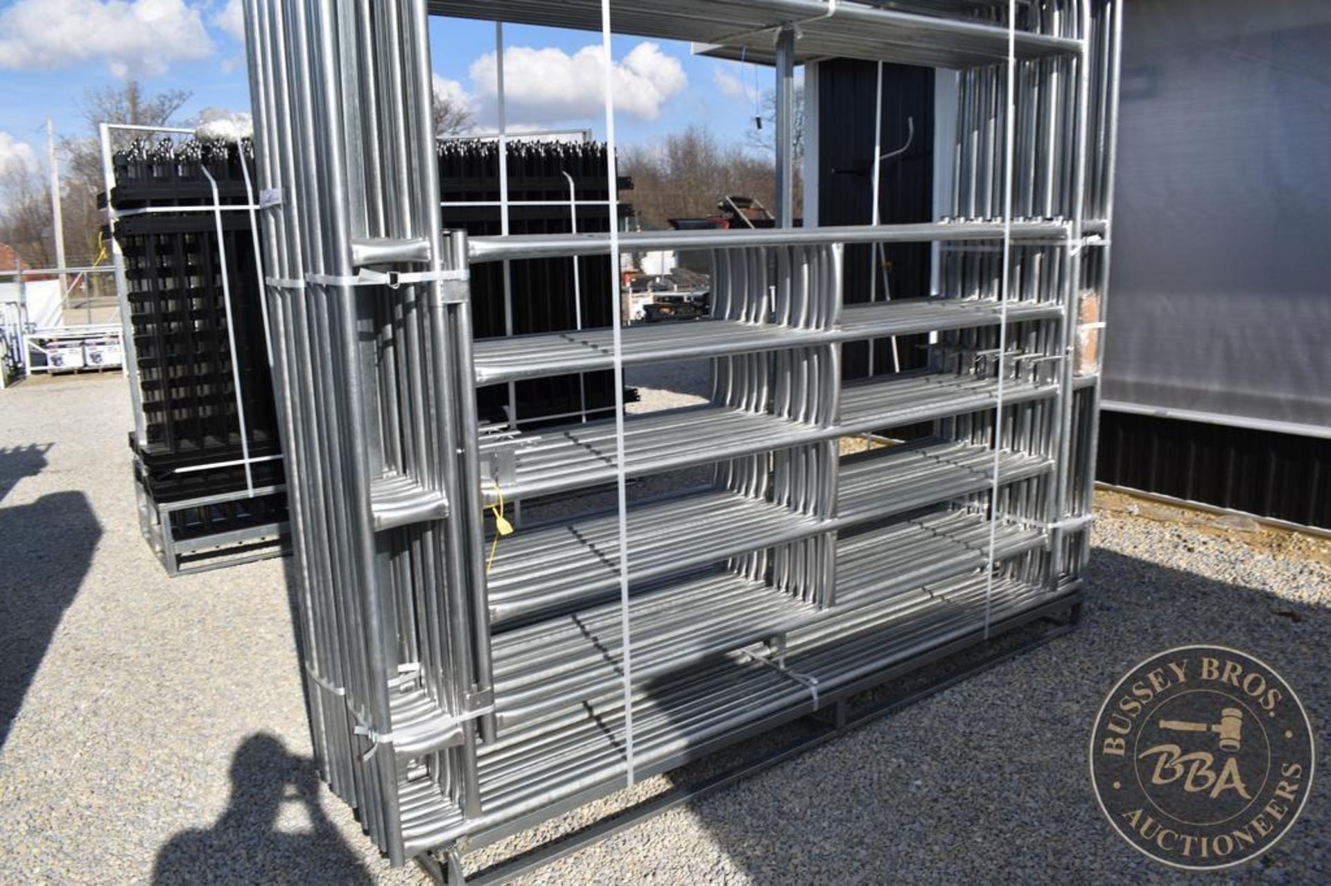 POWDER COATED CORRAL PANELS WITH GATE 27052 - Image 3 of 8