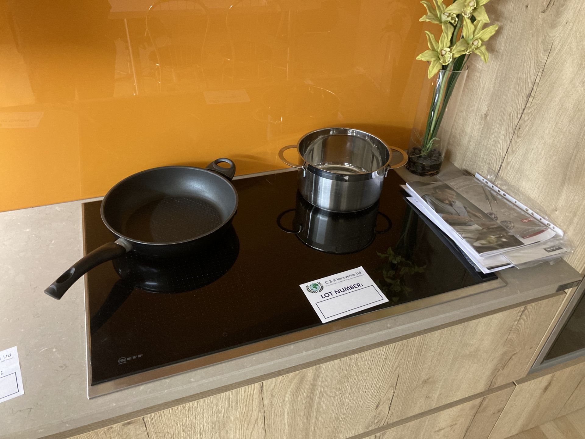 Cashmere and oak kitchen display with appliances - Bild 9 aus 21