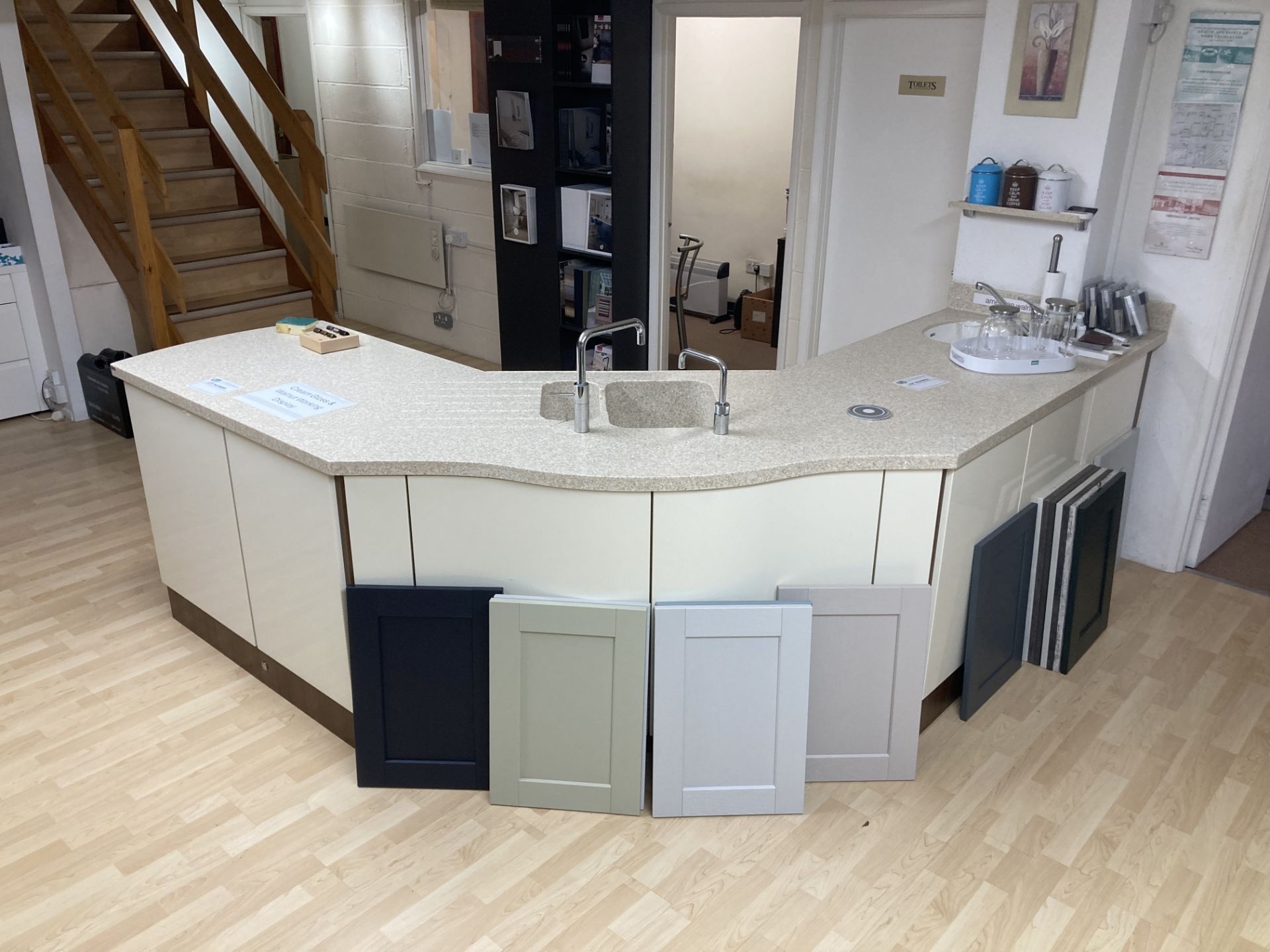 Cream gloss and walnut kitchen used display with appliance - Image 6 of 6