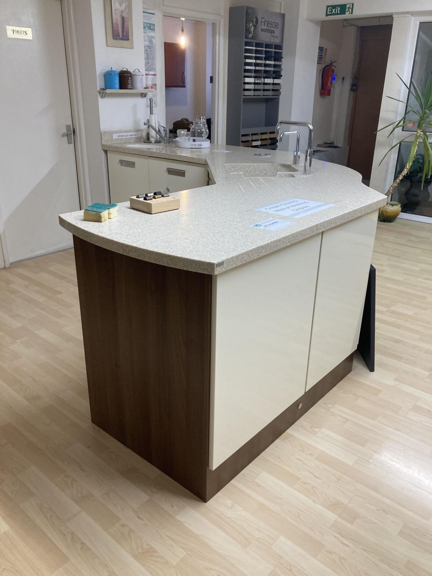 Cream gloss and walnut kitchen used display with appliance - Image 5 of 6