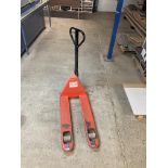 Manually operated hydraulic pallet truck