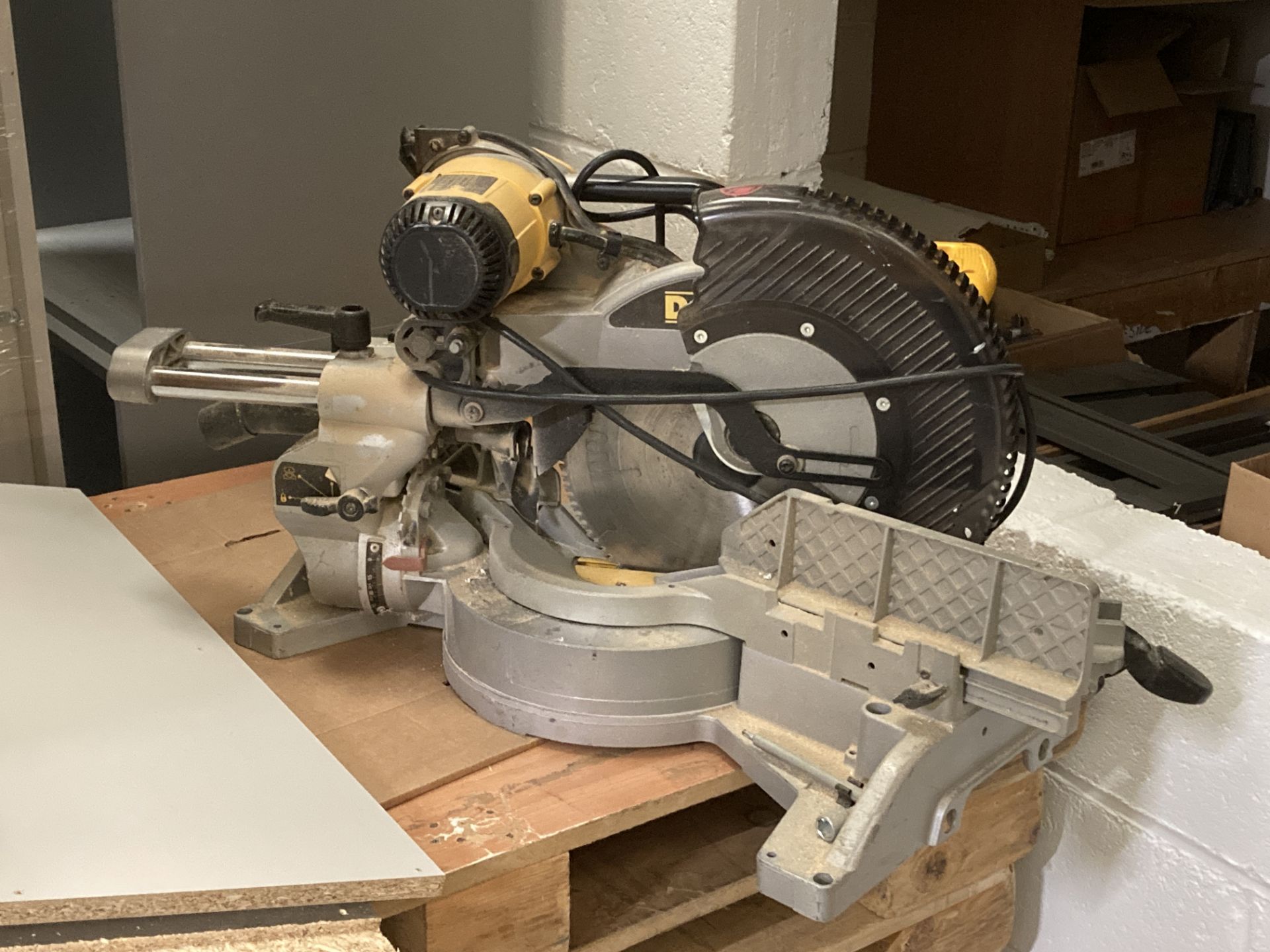 DeWalt DW718-GB mitre saw