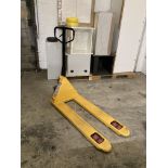 Manually operated hydraulic pallet truck