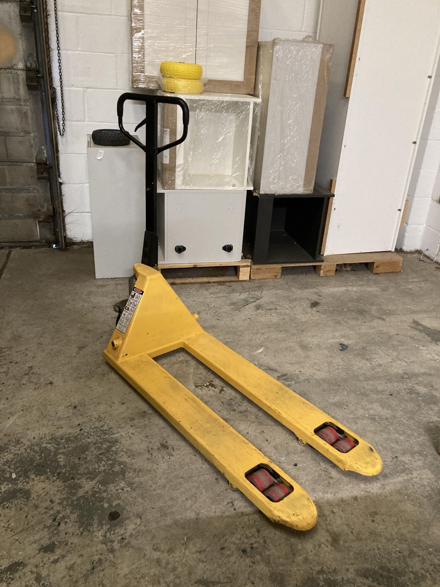 Manually operated hydraulic pallet truck