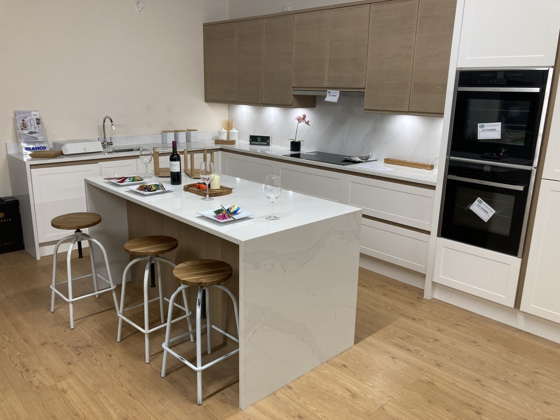 Chalk and oak kitchen display with island unit with appliances - Image 3 of 15