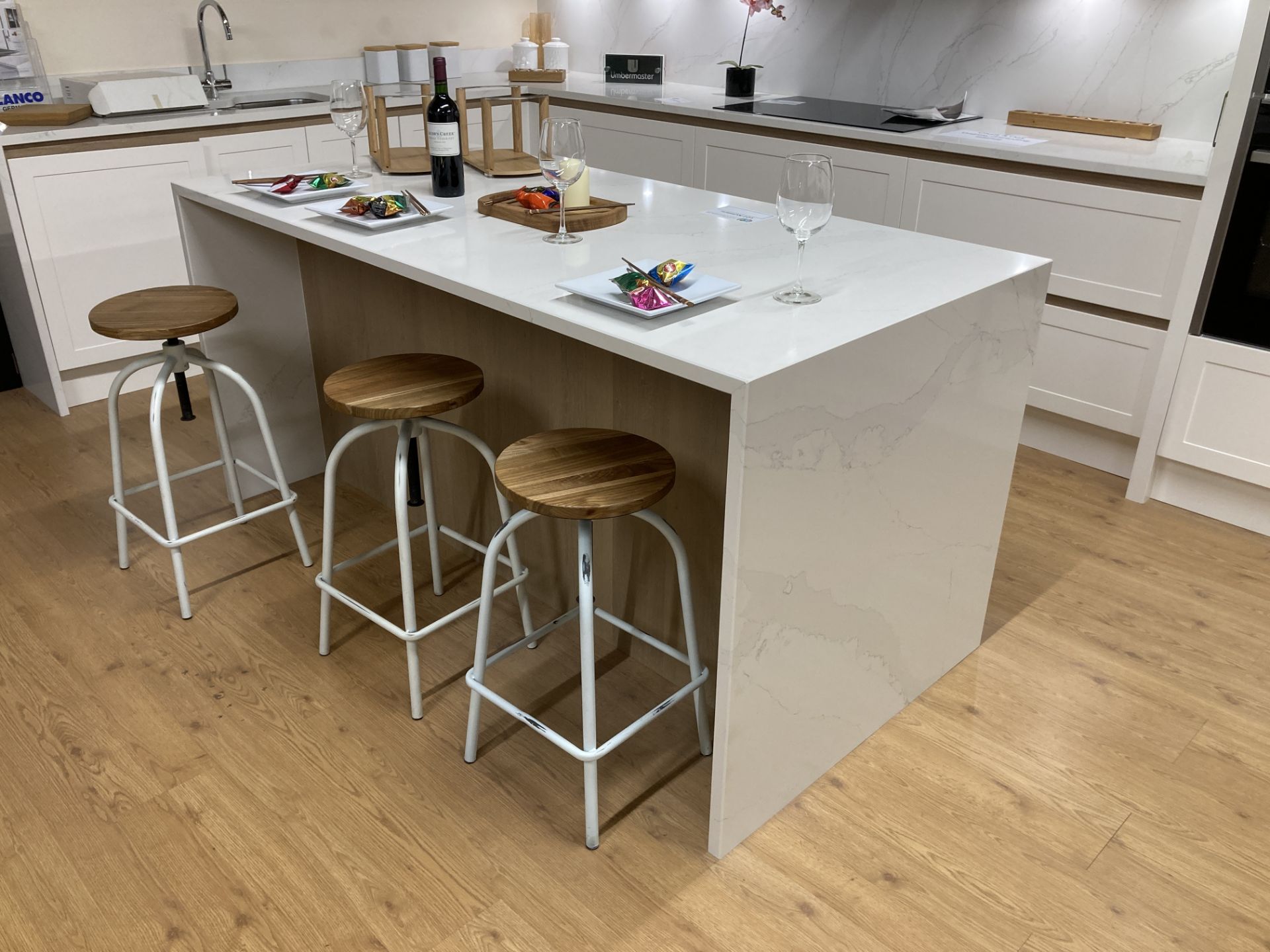 Chalk and oak kitchen display with island unit with appliances - Image 4 of 15