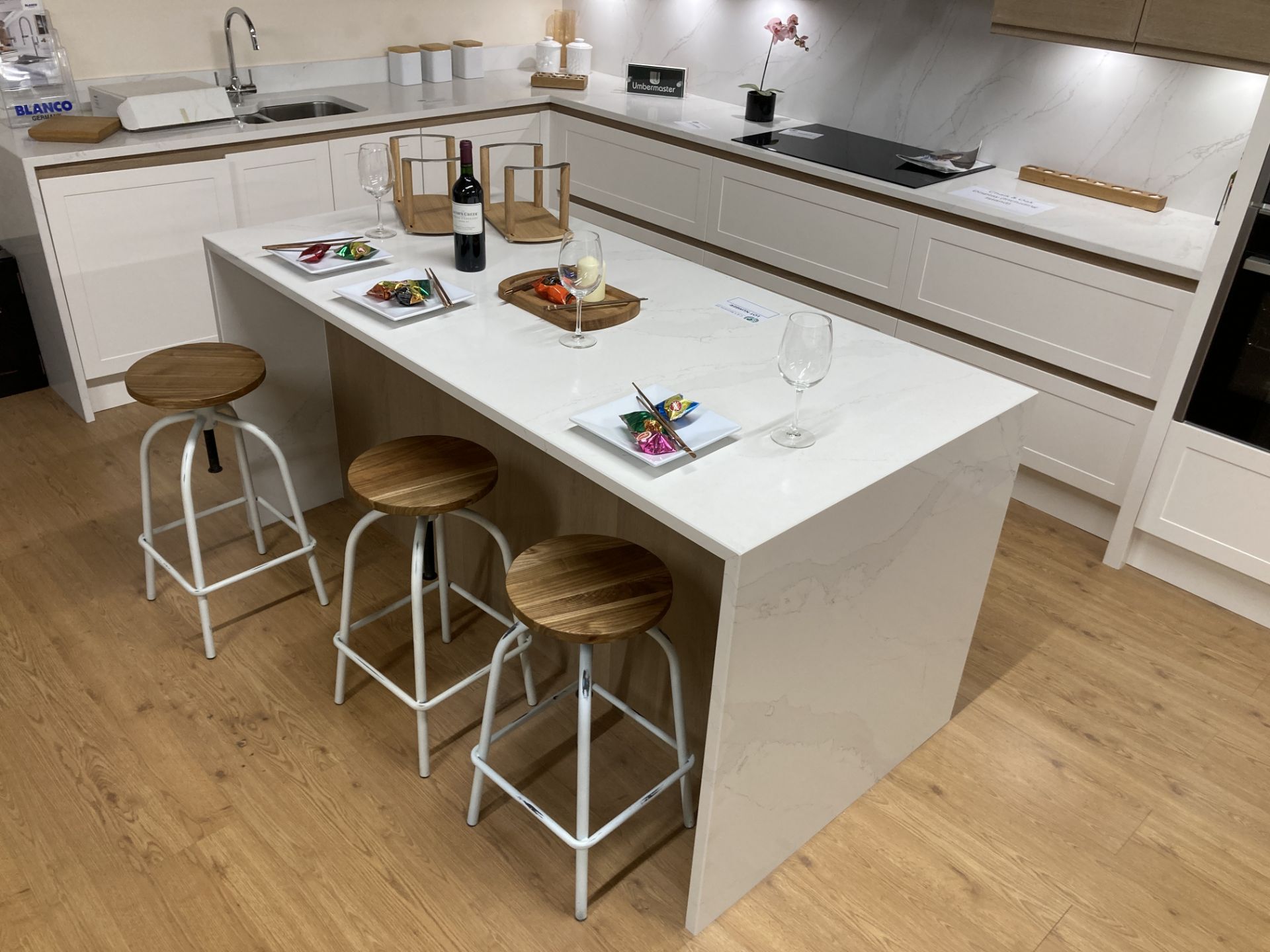 Chalk and oak kitchen display with island unit with appliances - Image 5 of 15