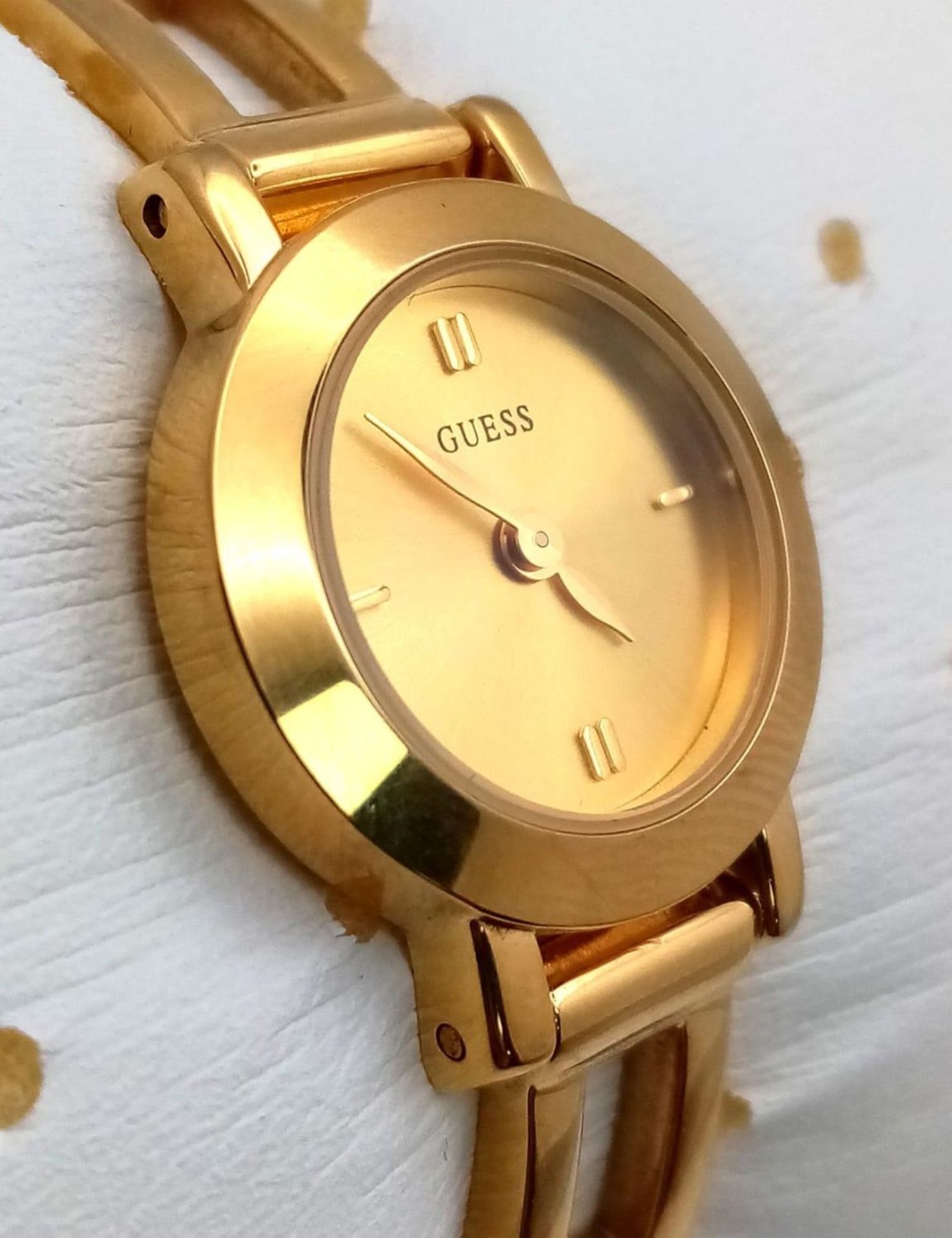 A Fashionable Gold Plated Guess Quartz Ladies Watch. Gilded bracelet and case - 20mm. Gilded dial. - Bild 3 aus 5