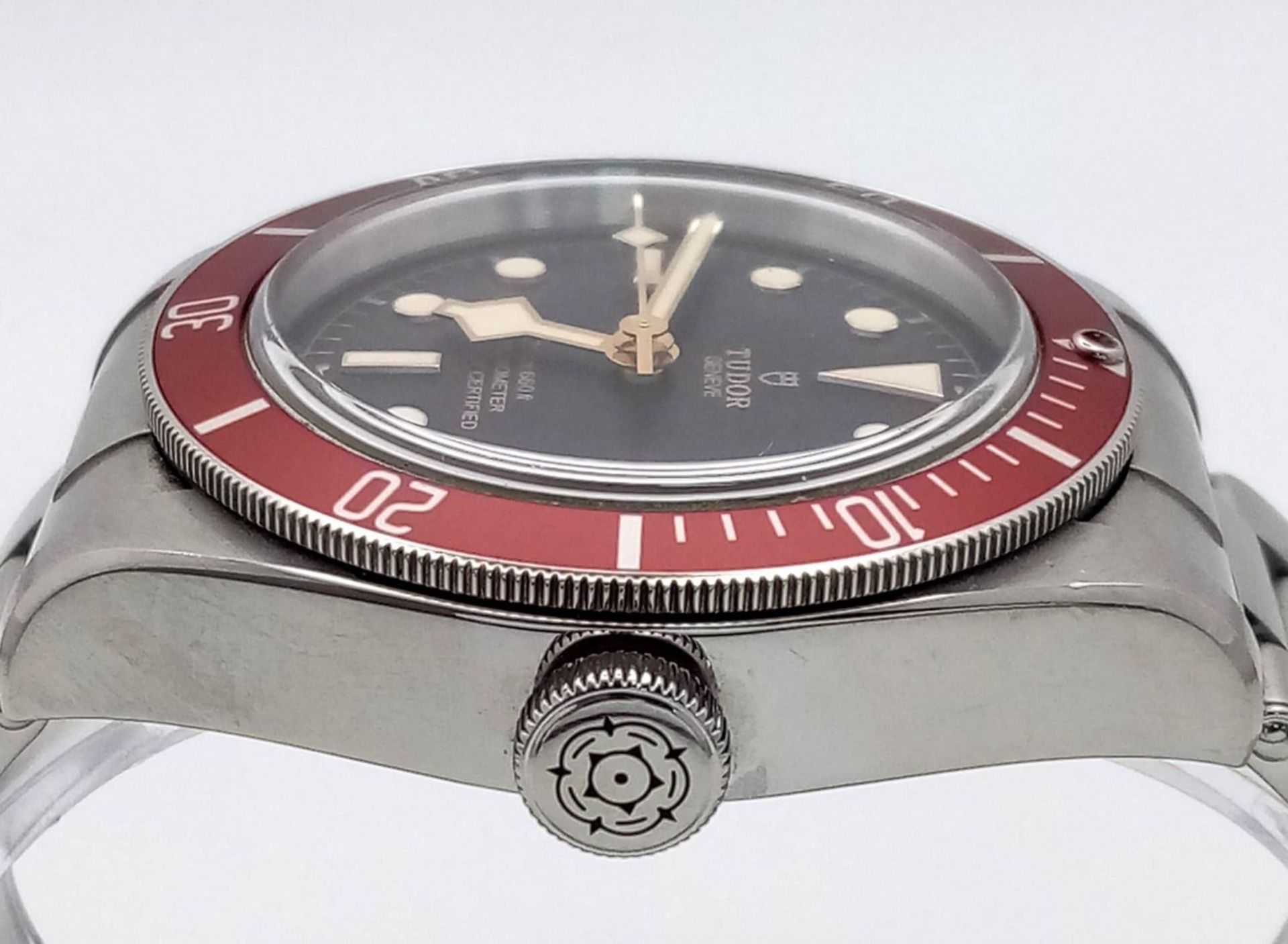 A Classic Tudor Black Bay Automatic Gents Watch. Stainless steel bracelet and case - 41mm. Black - Bild 4 aus 8