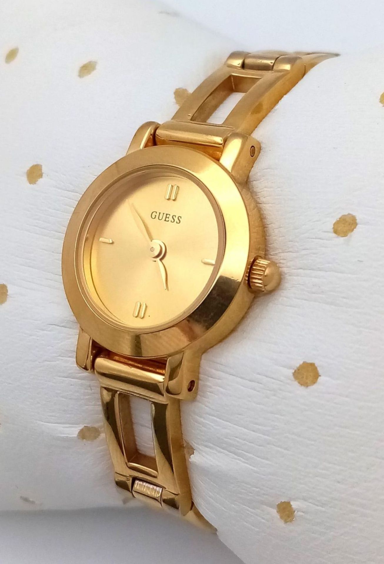 A Fashionable Gold Plated Guess Quartz Ladies Watch. Gilded bracelet and case - 20mm. Gilded dial. - Bild 2 aus 5