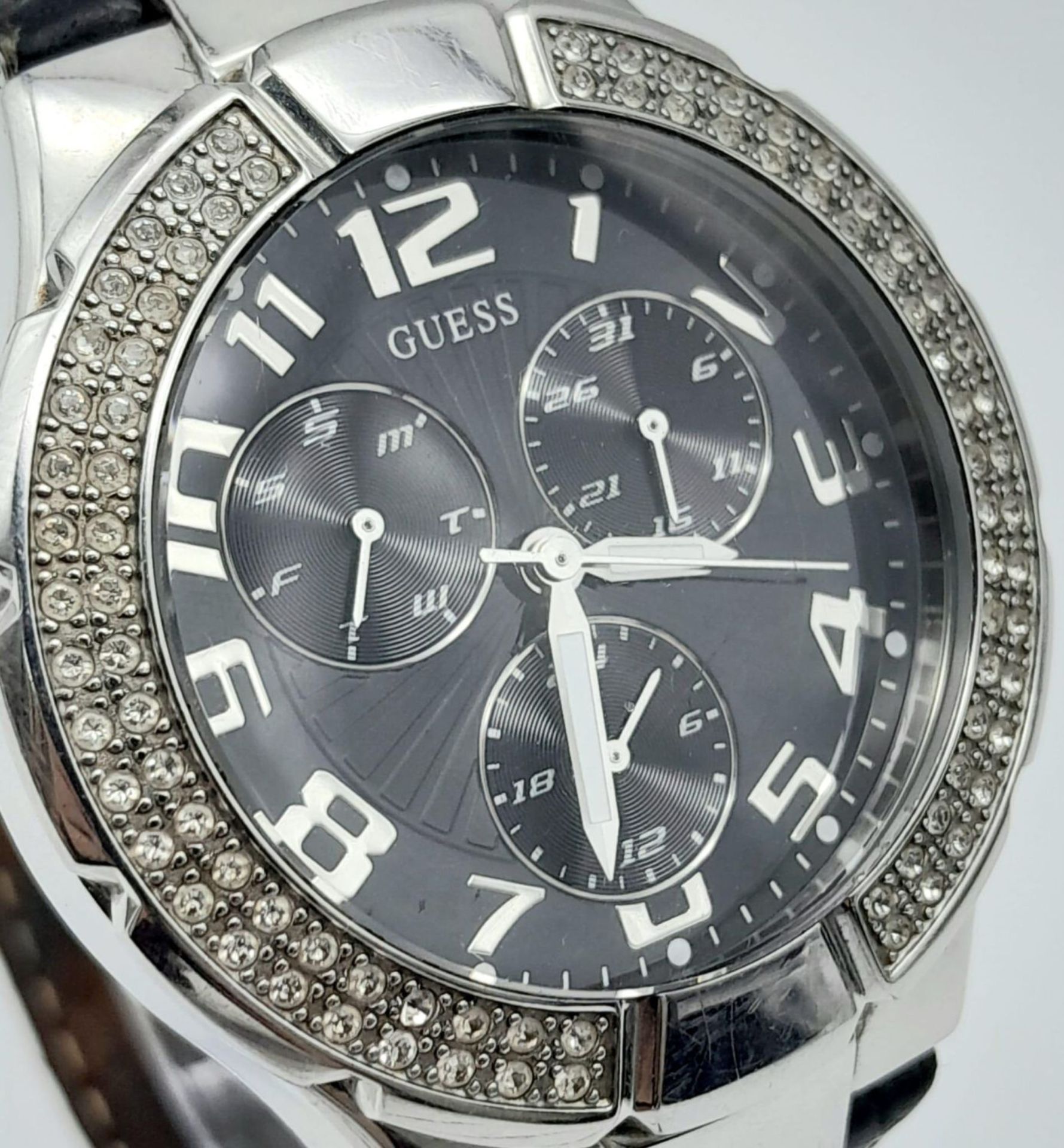 A Unisex Clear Stone Set Bezel Watch by Guess. 42mm Including Crown. Full Working Order. In - Bild 3 aus 9