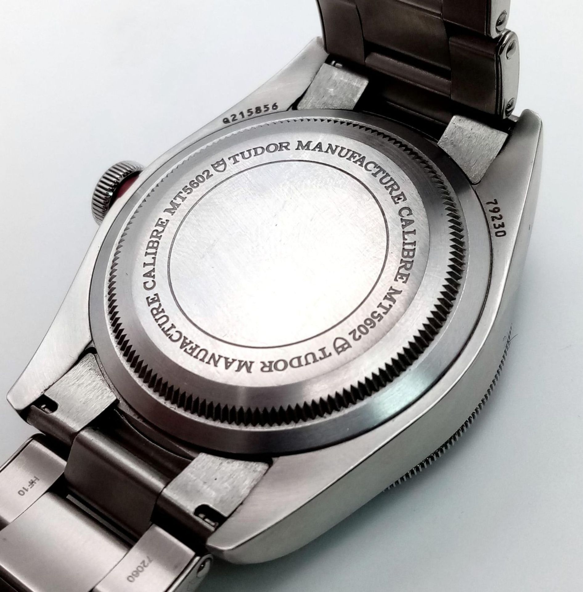 A Classic Tudor Black Bay Automatic Gents Watch. Stainless steel bracelet and case - 41mm. Black - Bild 5 aus 8